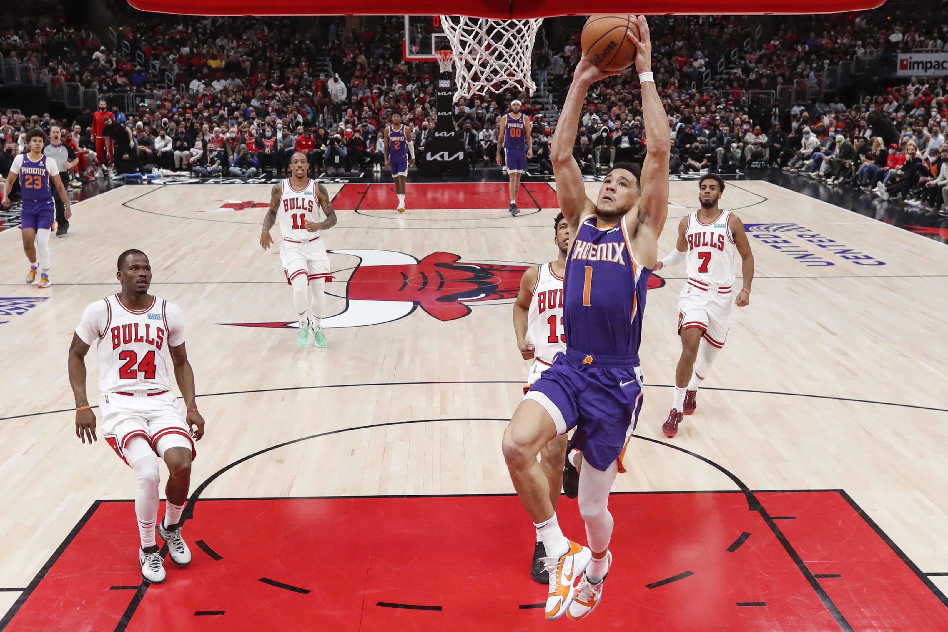 דווין בוקר, שחקן פיניקס סאנס, קולע בקלות מול ההגנה של שיקגו בולס