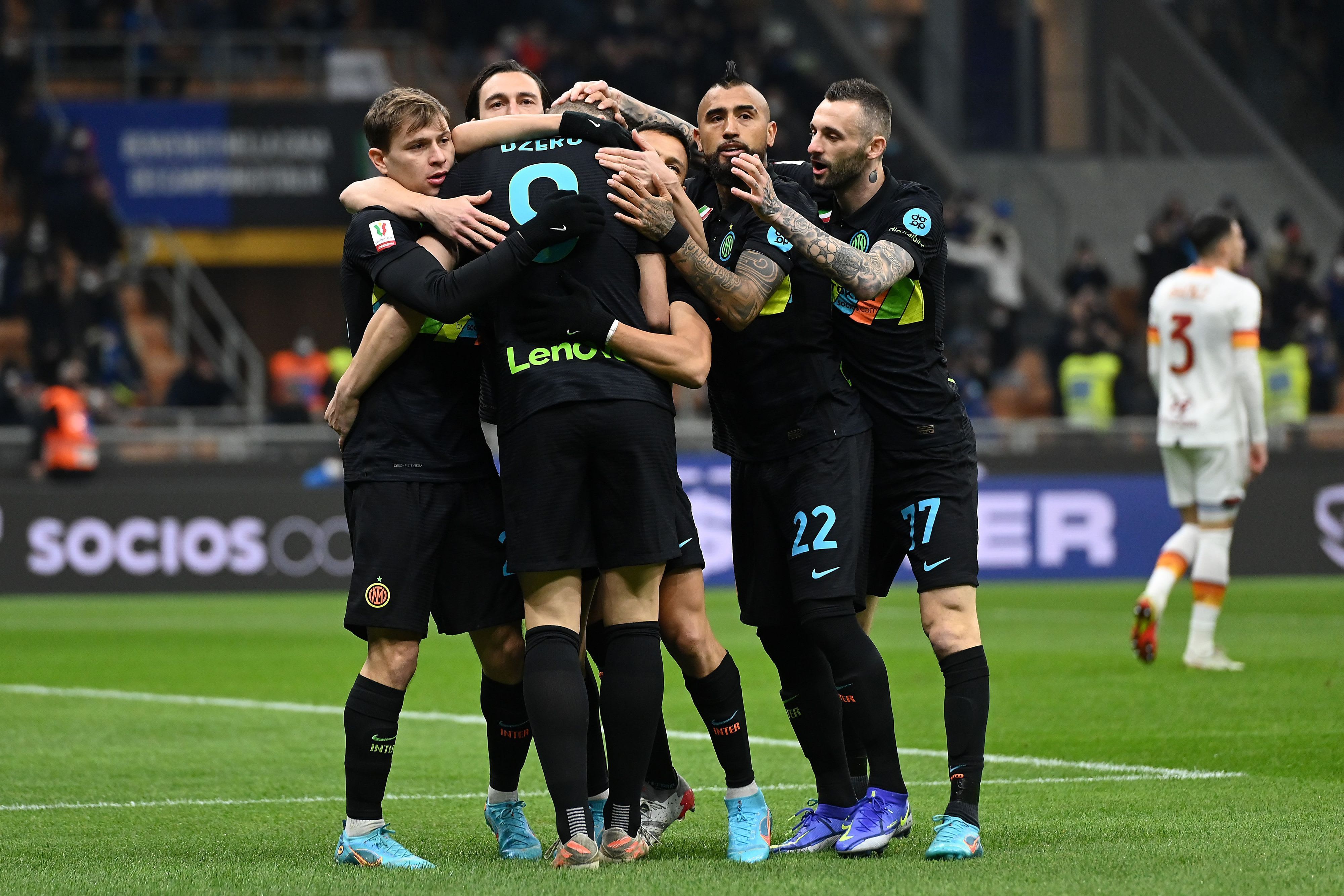 שחקני אינטר חוגגים עם אדין דז'קו