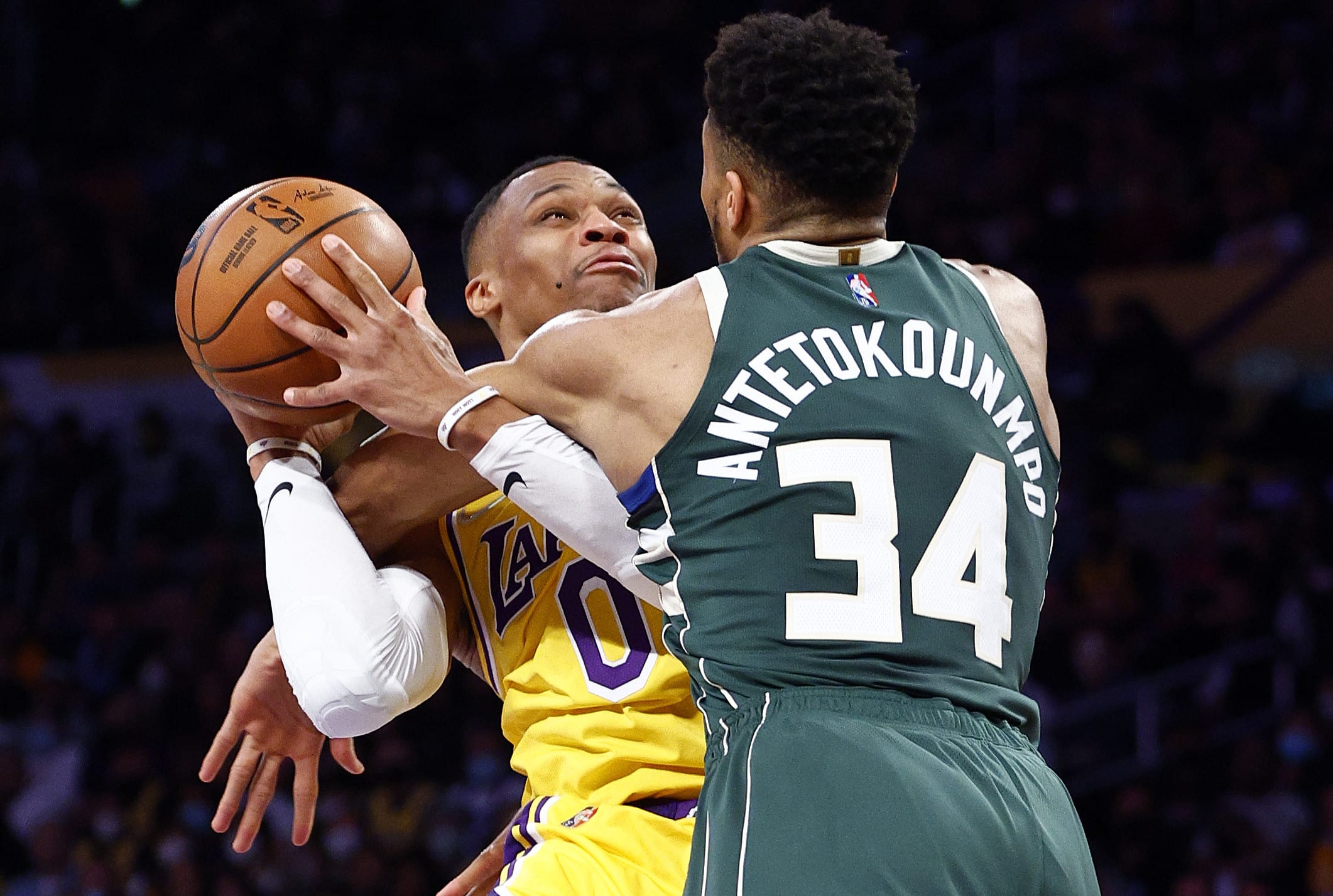 ראסל ווסטברוק שחקן לוס אנג'לס לייקרס מול יאניס אנטטקומבו שחקן מילווקי באקס