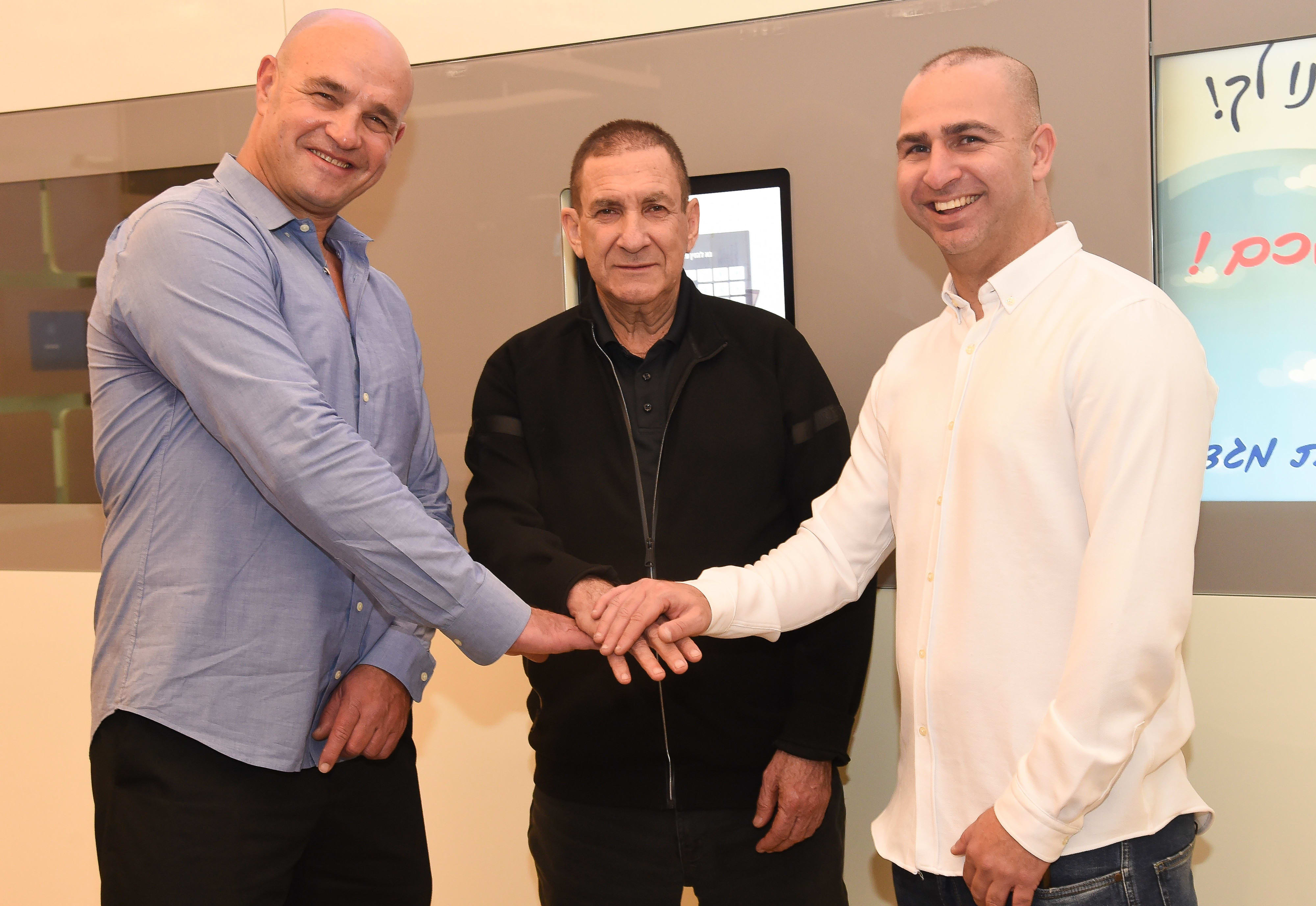 מושיקו מישאלוף, מנכ"ל ארגון שחקניות ושחקני הכדורגל בישראל; יפתח רון טל, יו"ר מגדל ביטוח וניר אלון, ראש חטיבת הספורט בהסתדרות