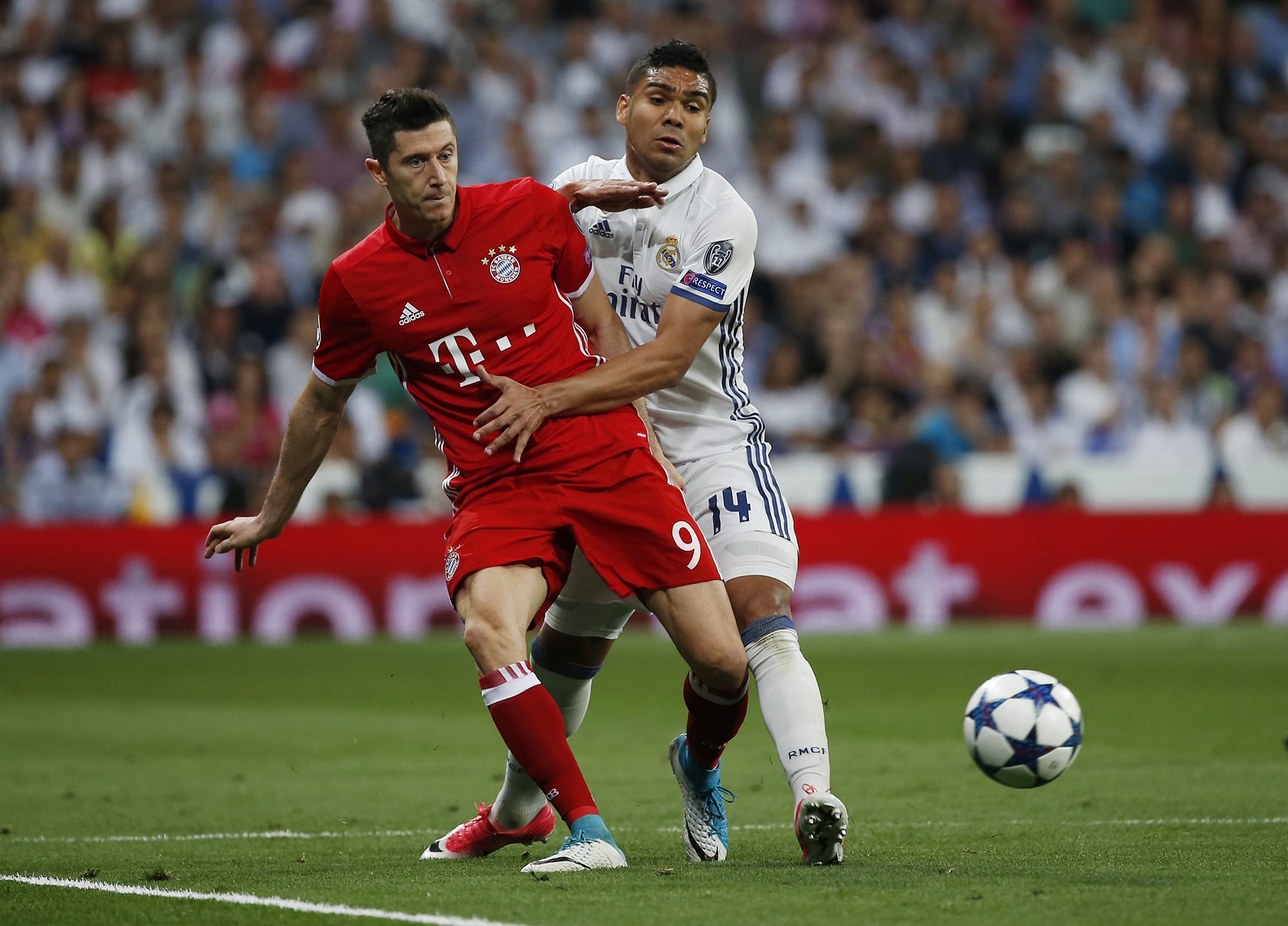 רוברט לבנדובסקי שחקן באיירן מינכן (שמאל) מול קאסמירו שחקן ריאל מדריד