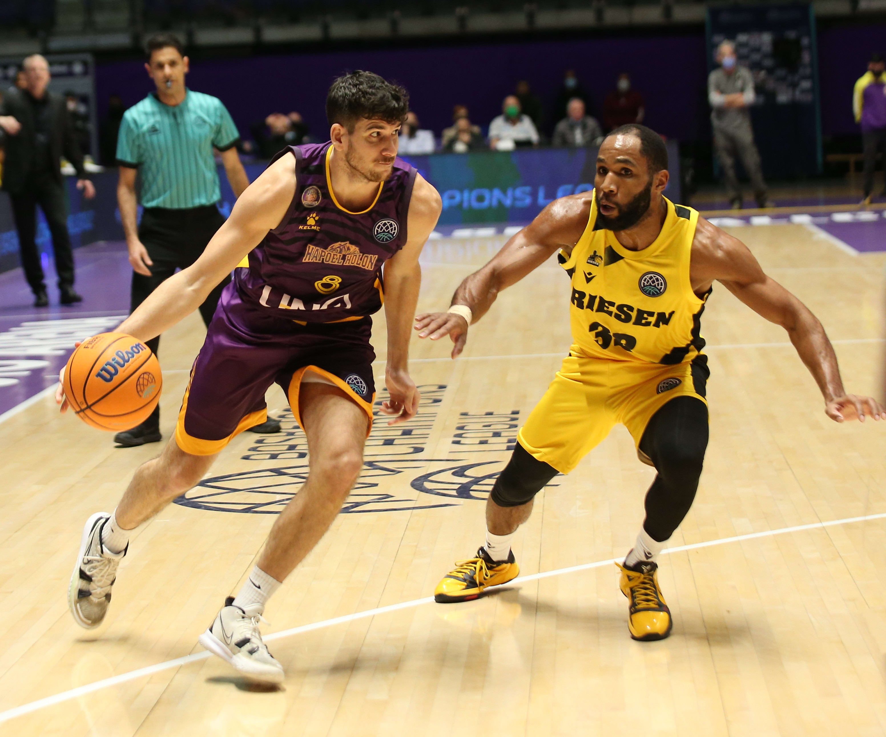 שחקן הפועל חולון פרדריק בורדיון מול שחקן לודוויגסבורג טקלה קוטון