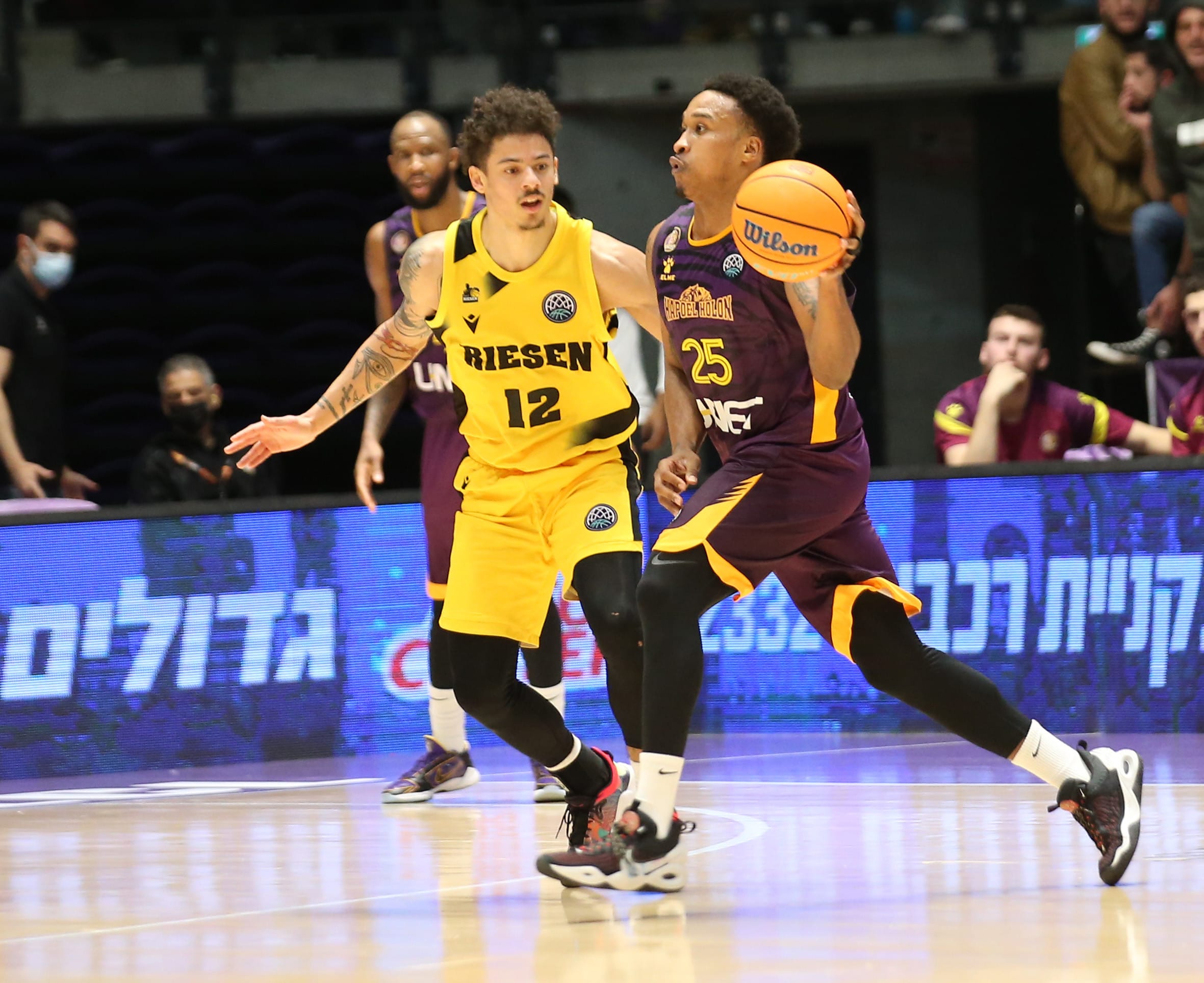 שחקן הפועל חולון טיירוס מגי מול שחקן לודוויגסבורג ג'ונה רדבאו