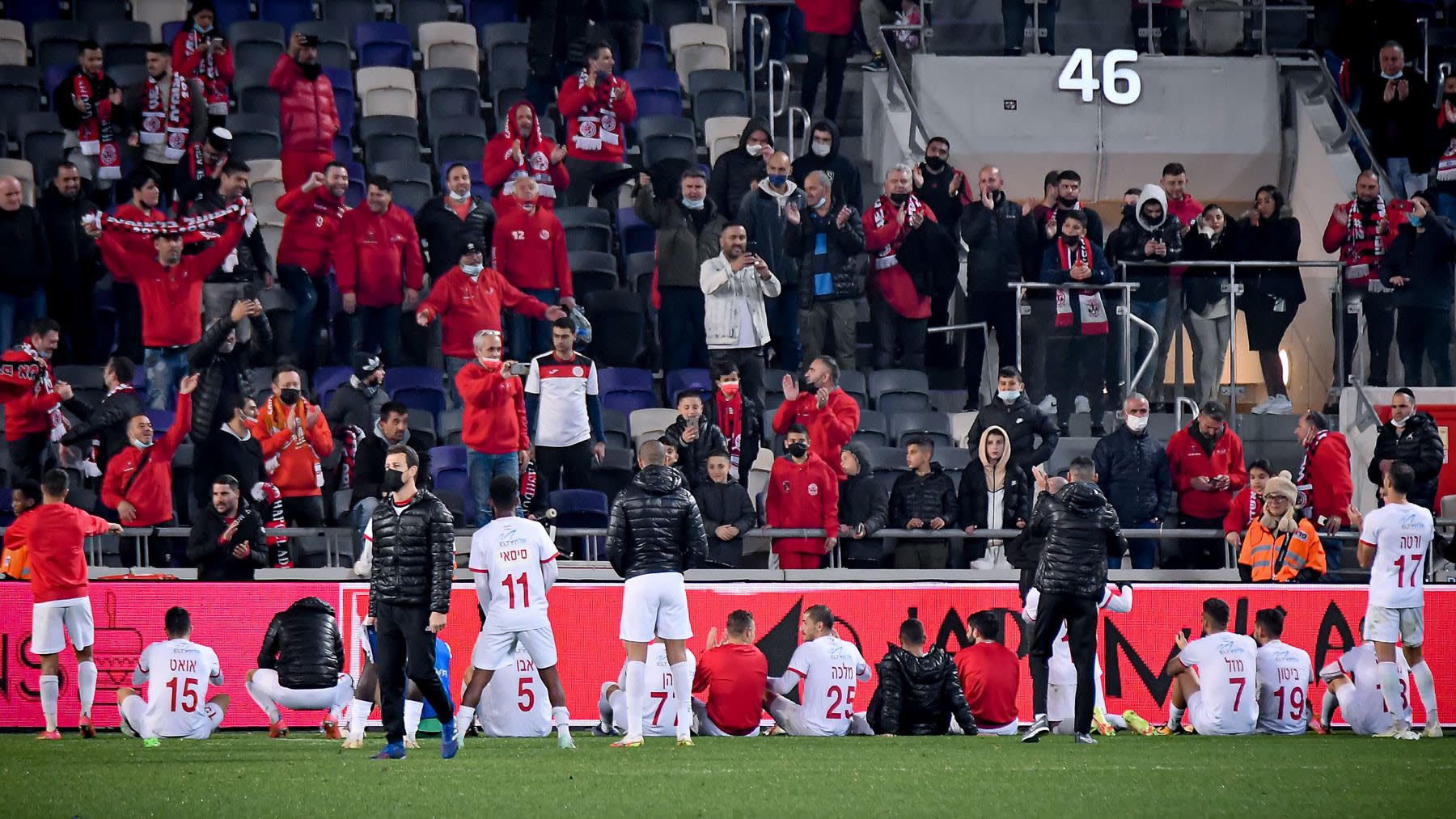 אוהדי הפועל אדומים אשדוד עם השחקנים