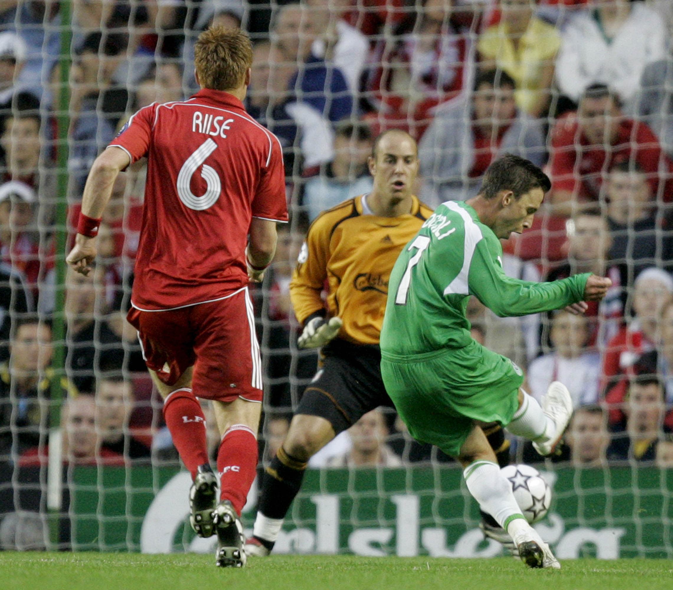 גוסטבו בוקולי מול פפה ריינה במשחק של מכבי חיפה מול ליברפול, 2006