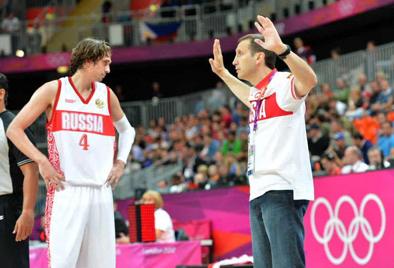 אלכסיי שבד שחקן נבחרת רוסיה עם דיוויד בלאט באולימפיאדת לונדון 2012