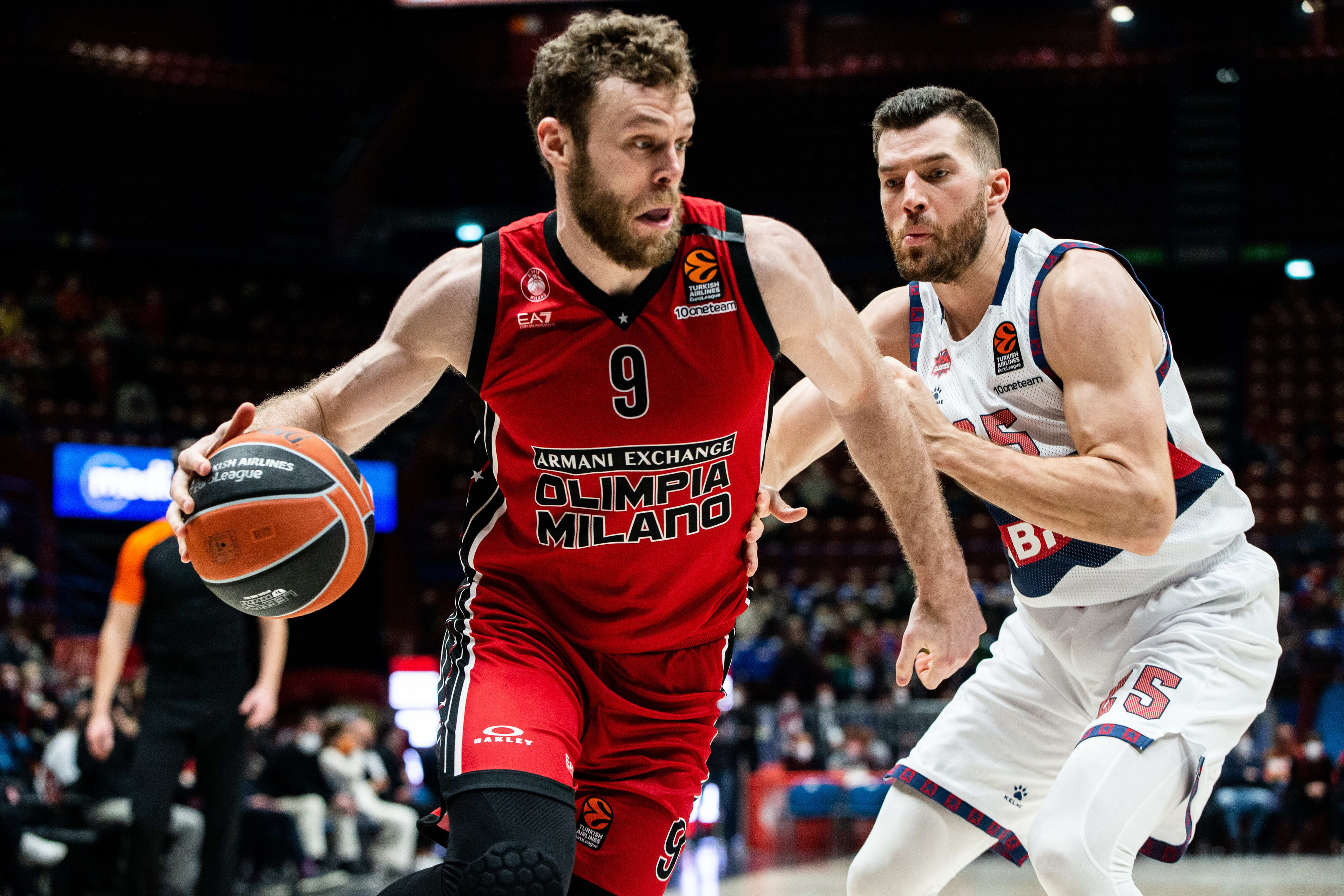 ניקולו מלי שחקן מילאנו מול אלכ פטרס שחקן באסקוניה