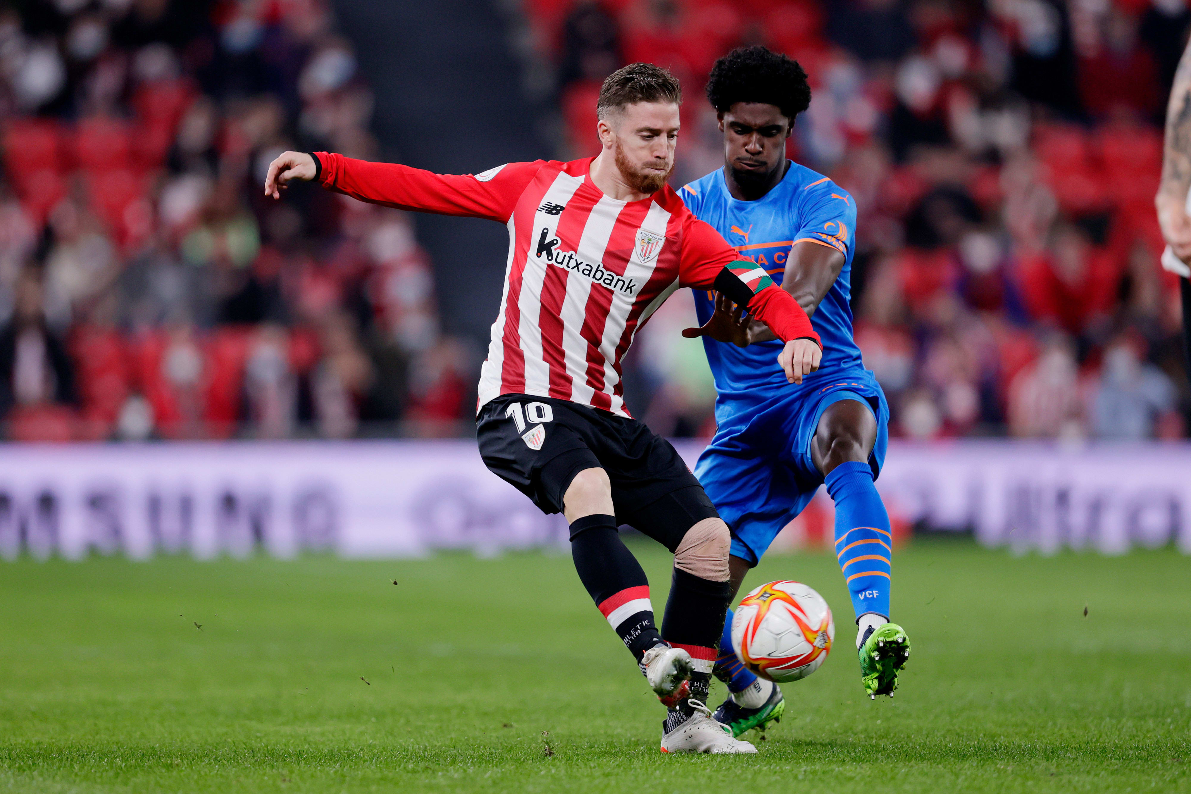 שחקן אתלטיק בילבאו, איקר מוניאין, מול שחקן ולנסיה תיירי קורייה