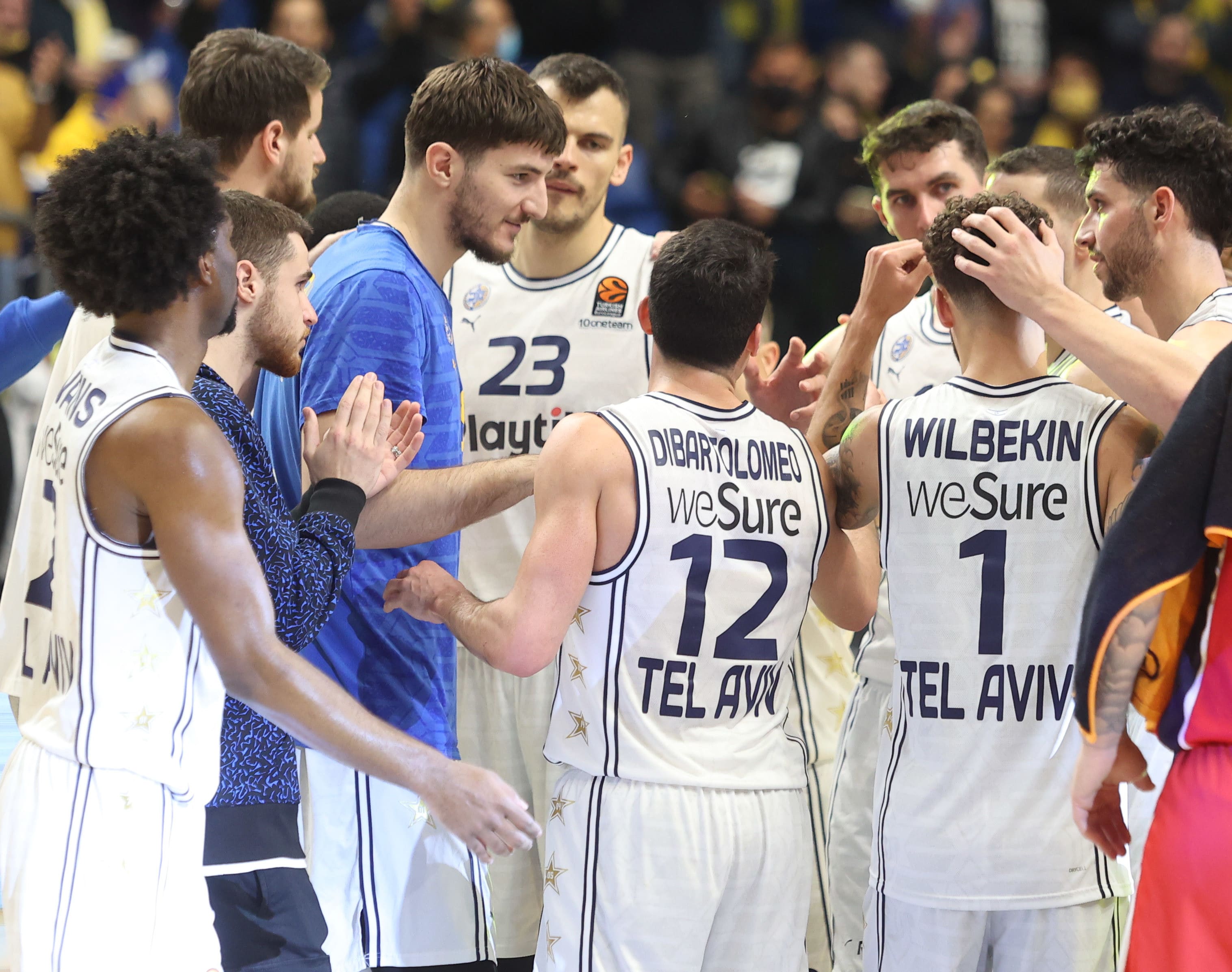 שחקני מכבי תל אביב חוגגים