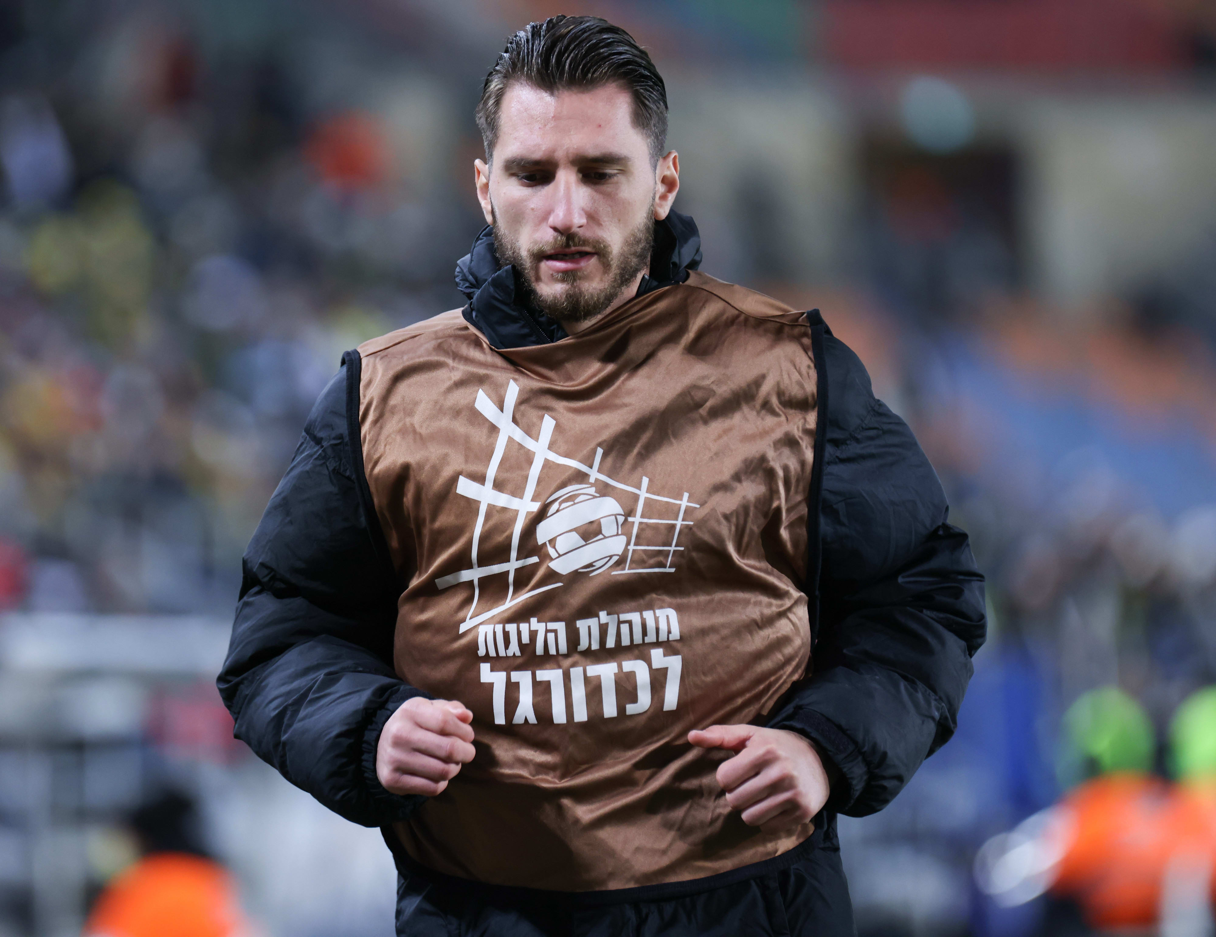 דימיטריס דיאמנטקוס שחקן מ.ס. אשדוד מתחמם