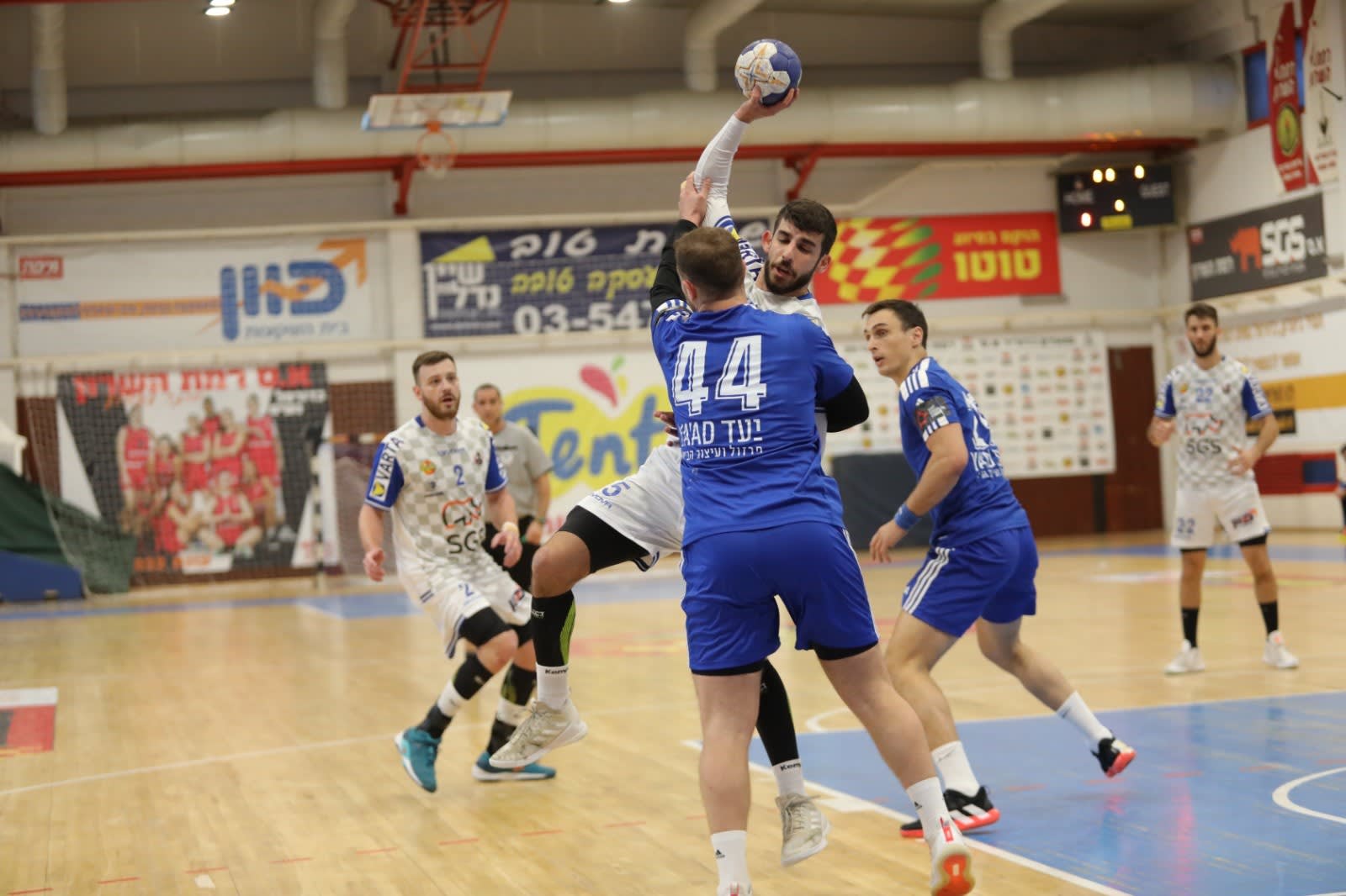 שחקן א.ס. רמת השרון דניאל צרפתי מול שחקן מכבי ראשון לציון דור קלדרון