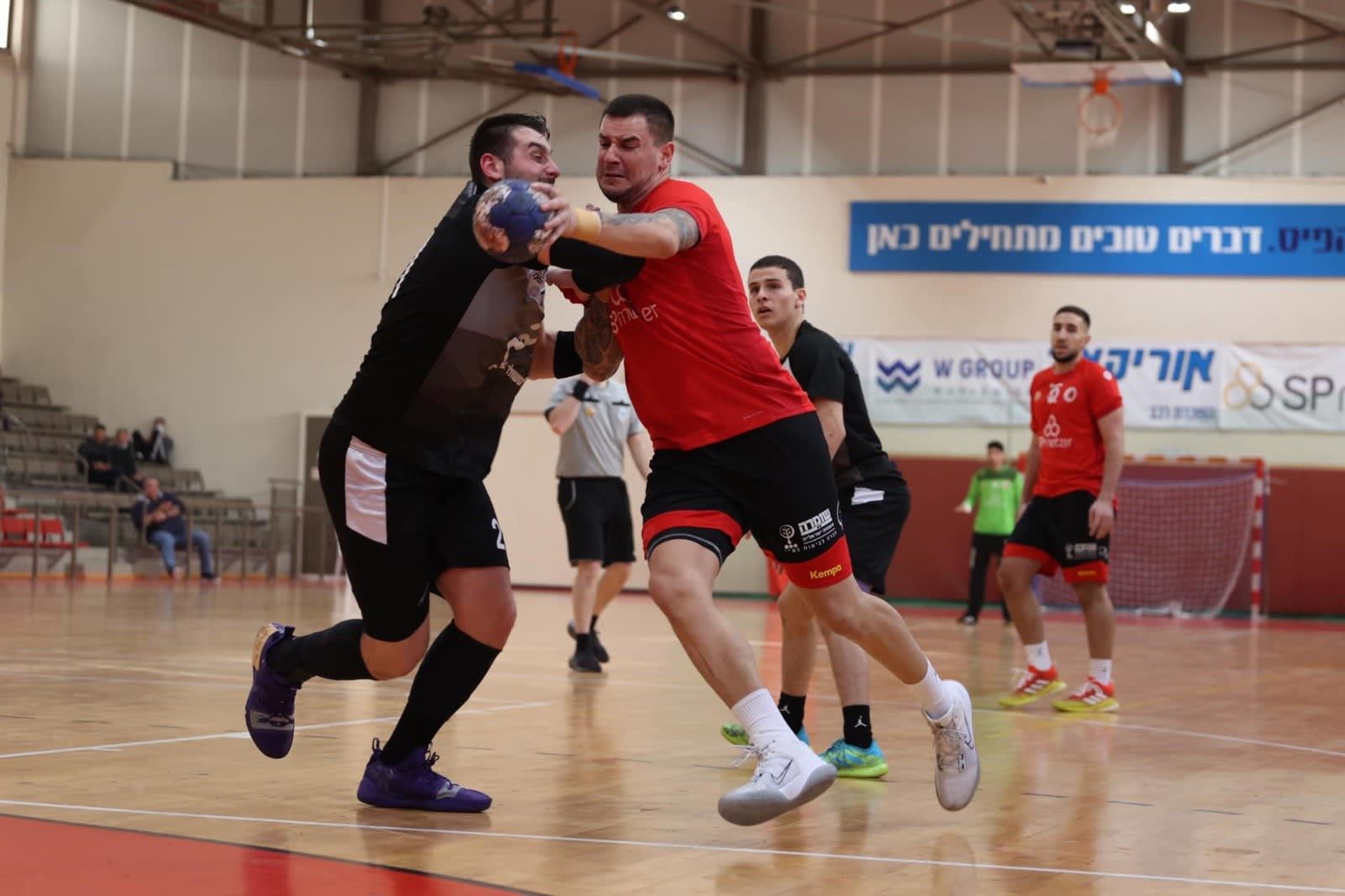 שחקן הפועל אשדוד סטפן איליץ' מול שחקן הפועל ראשון לציון שי נתן