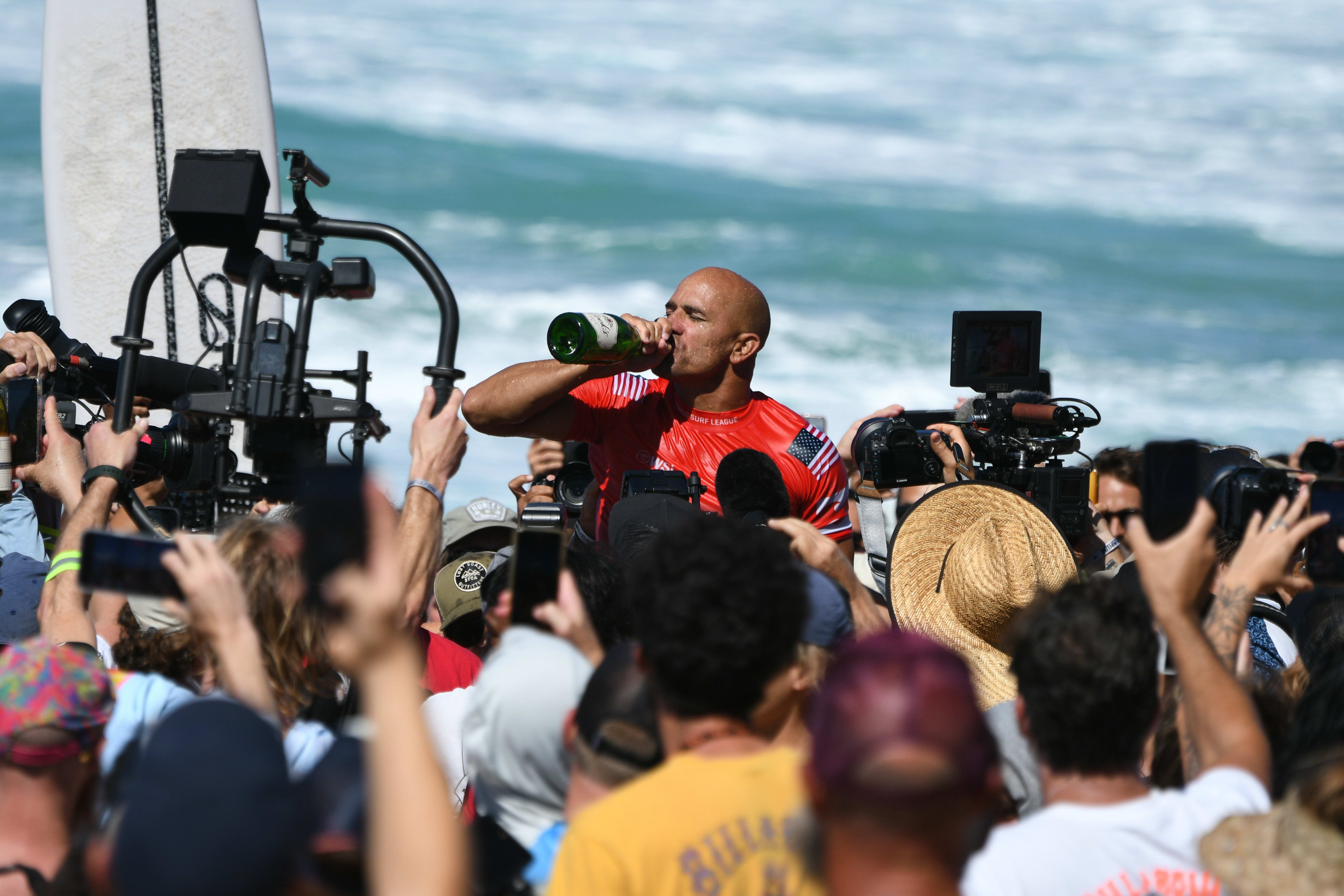 קלי סלייטר אחרי הזכייה שלו בתחרות בהוואי