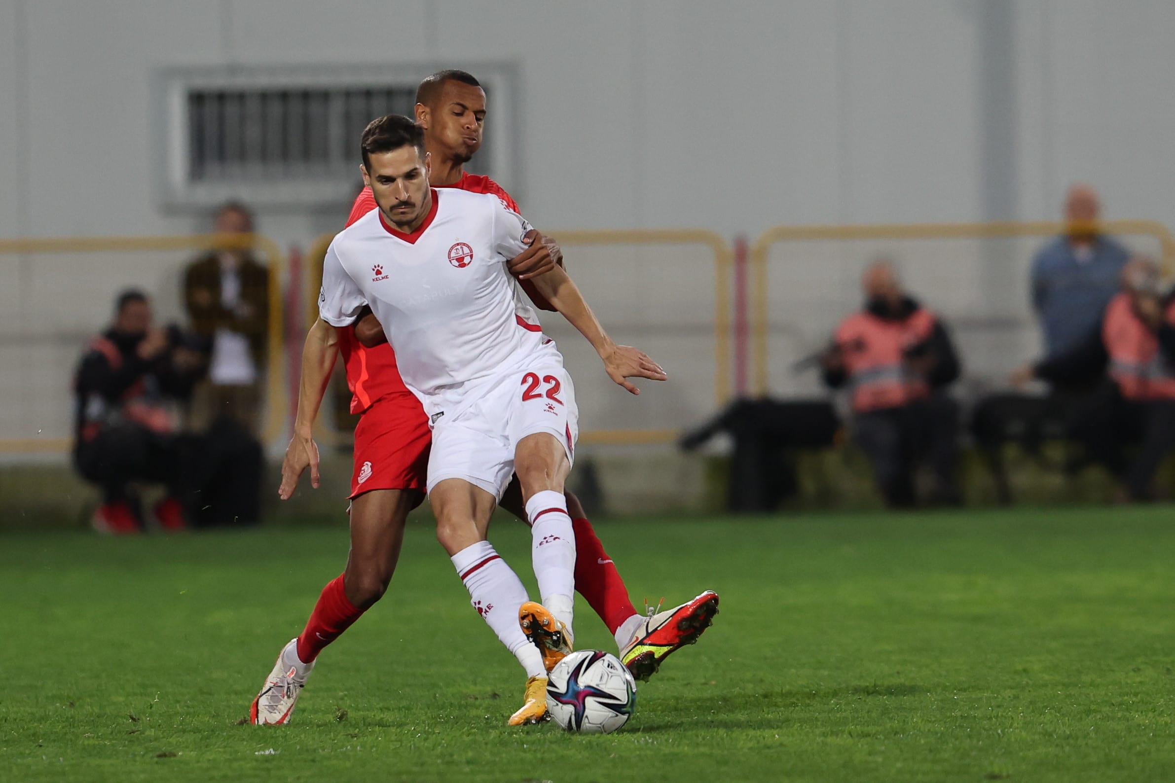 הלדר לופס שחקן הפועל באר שבע לפני זוהר זסנו שחקן מ.ס. אשדוד