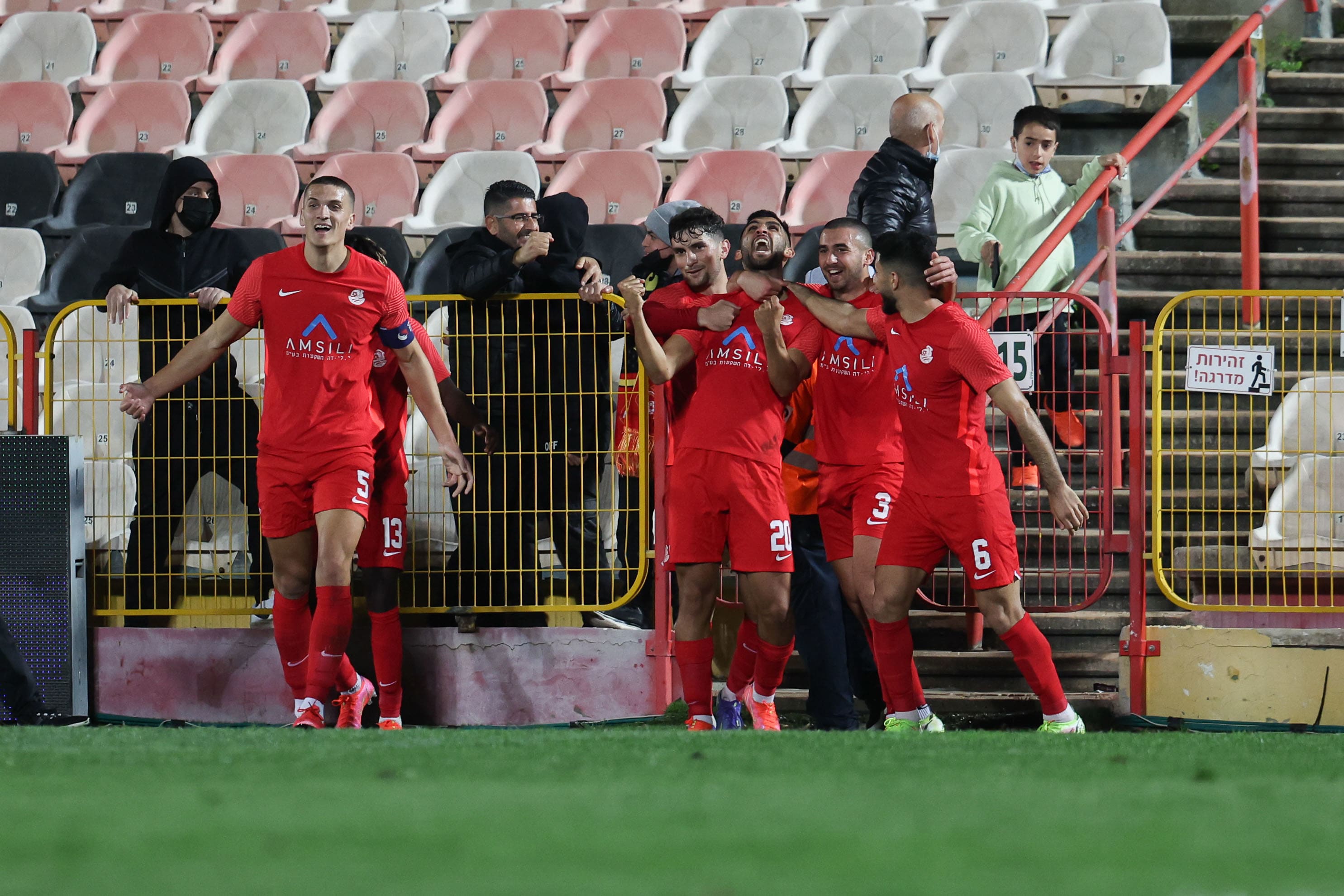 שחקני מ.ס. אשדוד חוגגים עם גל קעטבי (מספר 20)