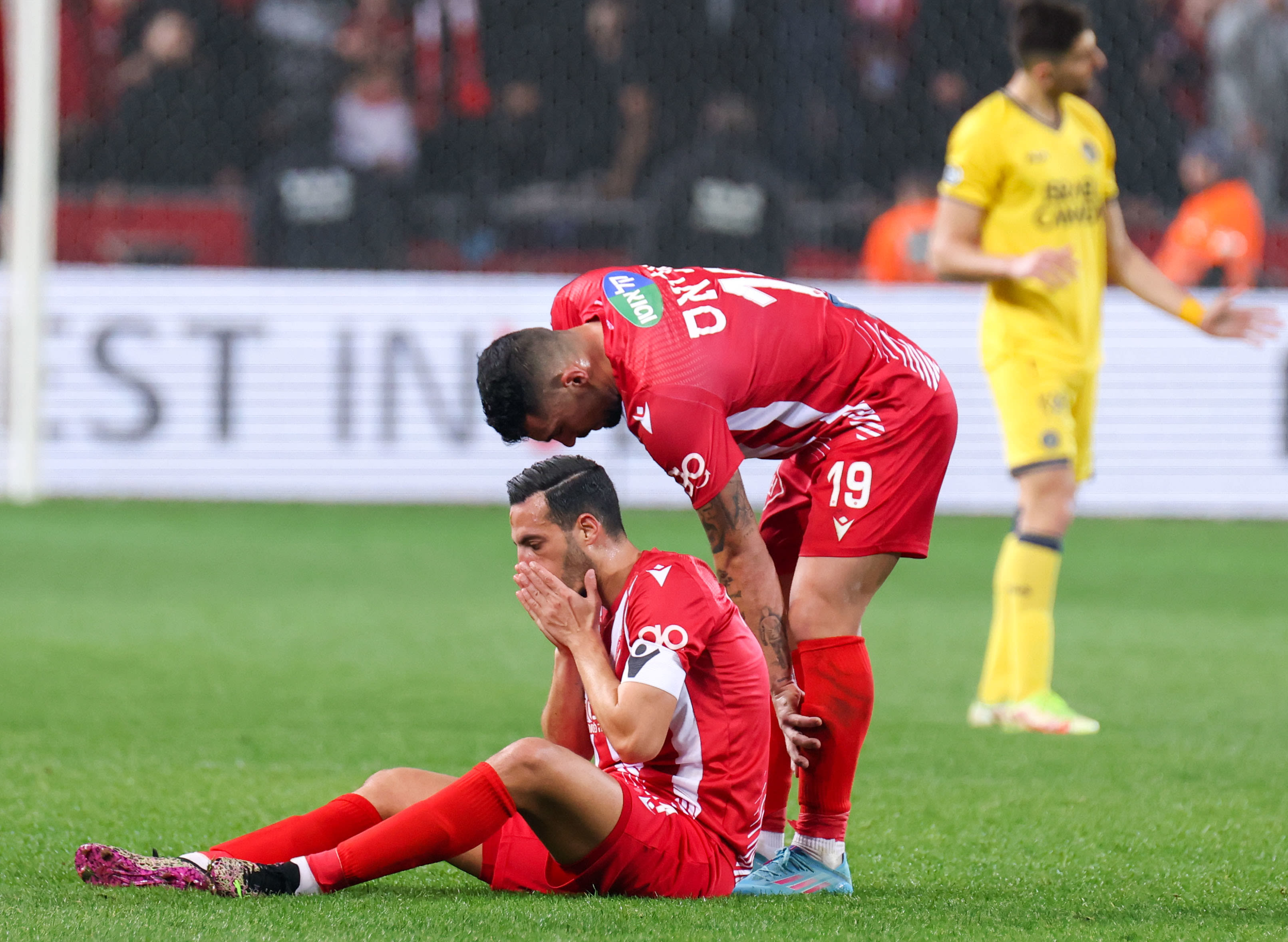 שי אליאס עם דן איינבינדר שחקני הפועל תל אביב