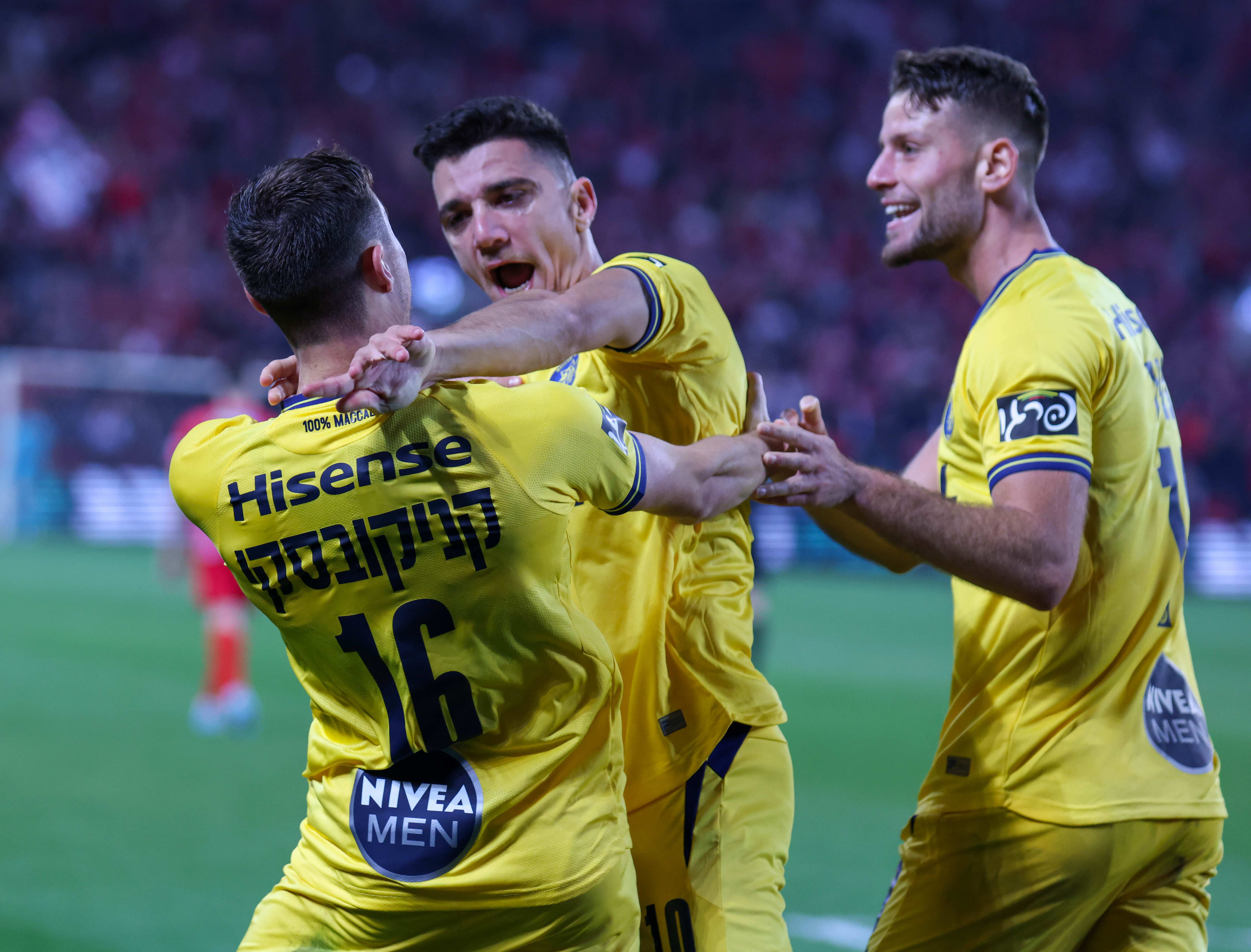 גבי קניקובסקי שחקן מכבי תל אביב עם דן ביטון