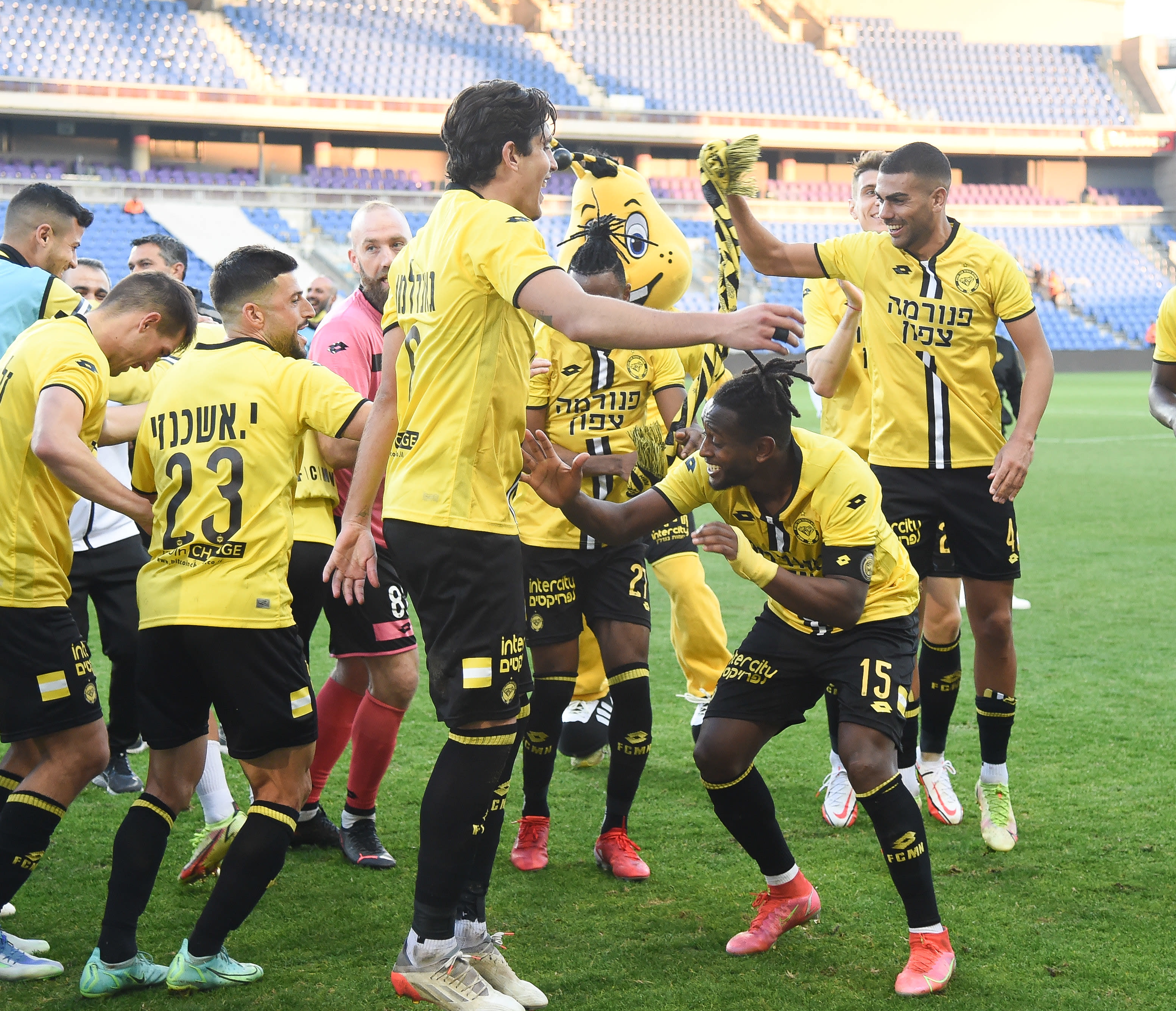 שחקני מכבי נתניה חוגגים