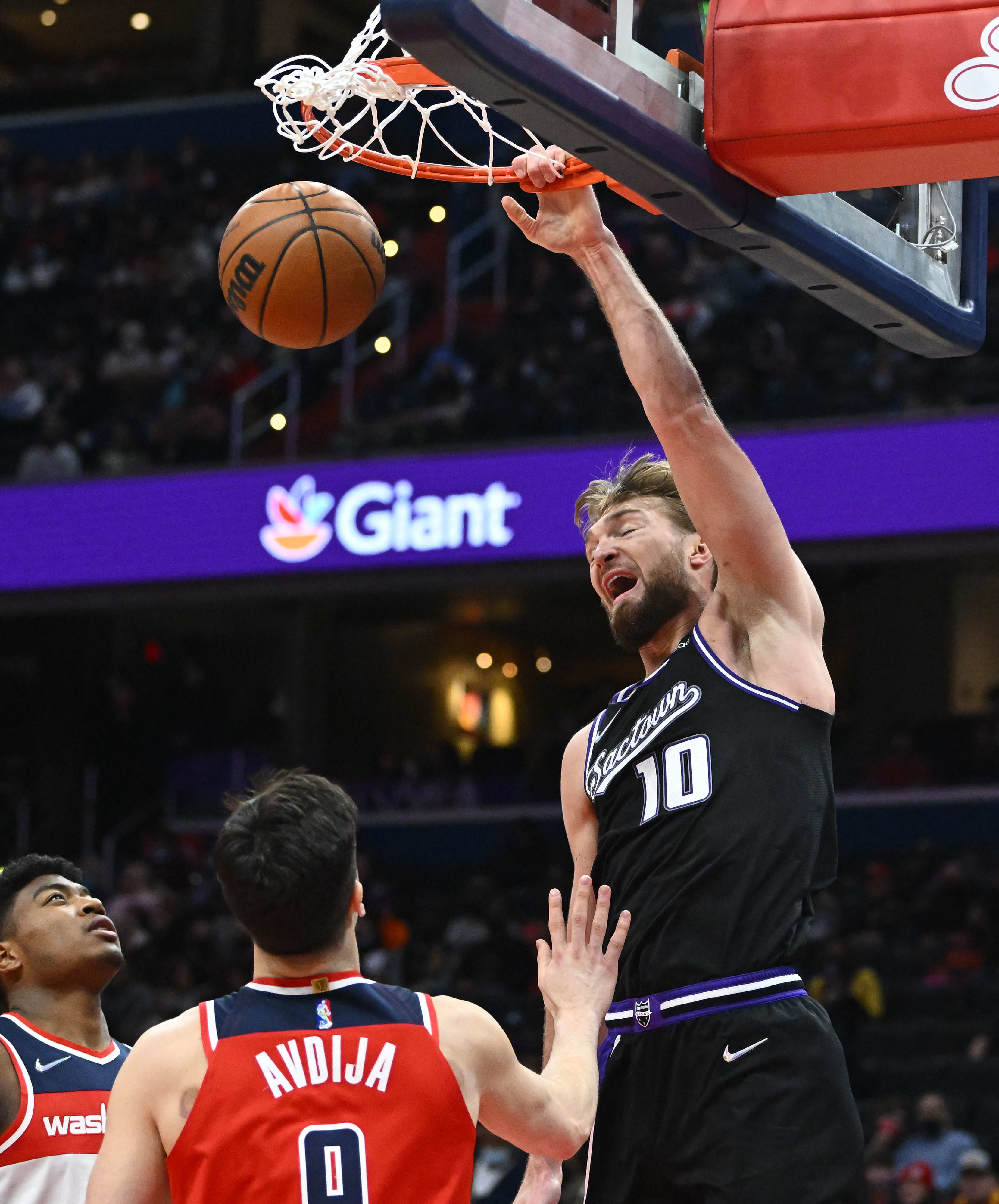 דומנטאס סאבוניס, סקרמנטו קינגס מטביע מעל דני אבדיה, וושינגטון וויזארדס