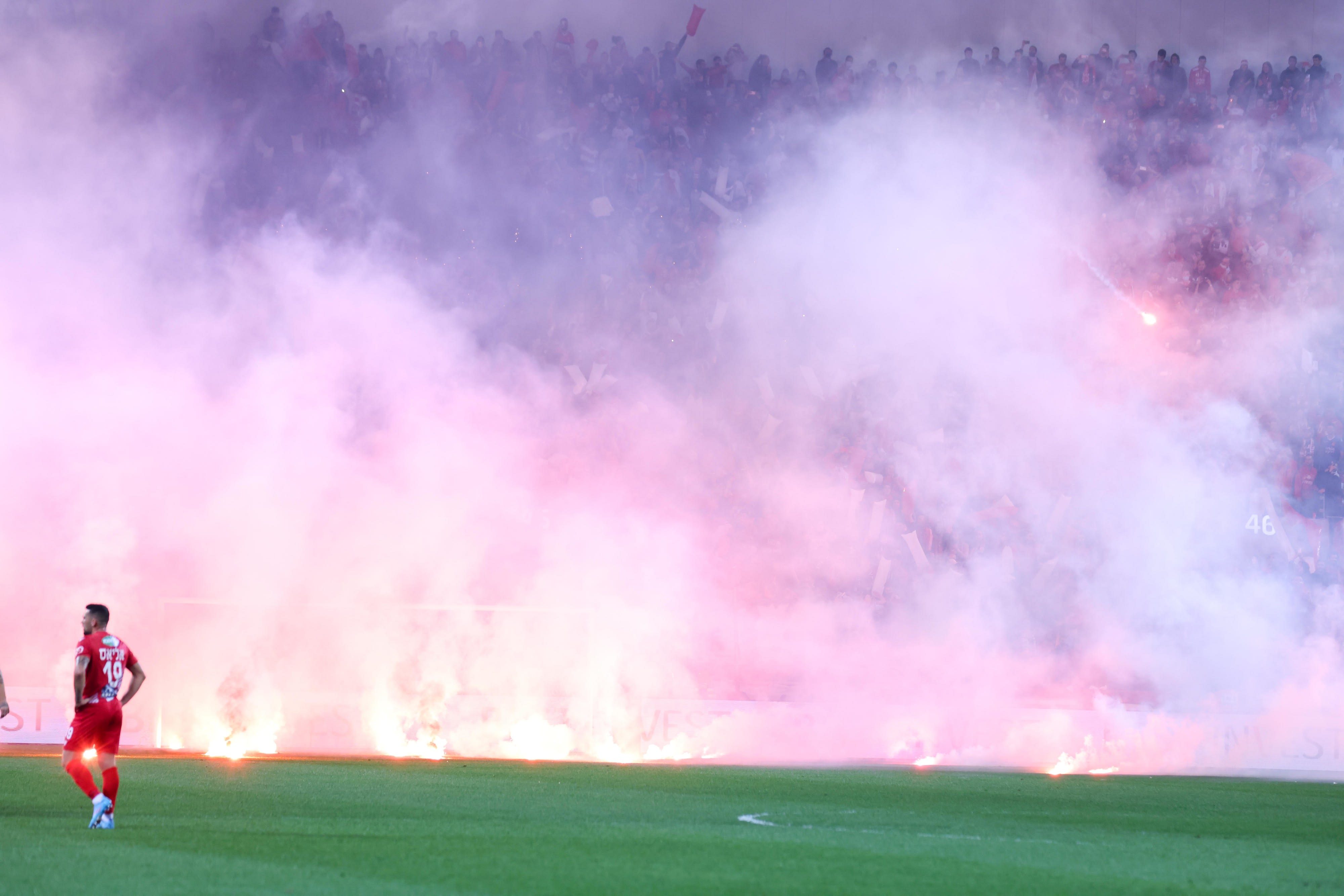 אבוקות, רימוני עשן בדרבי: הפועל תל אביב מול מכבי תל אביב