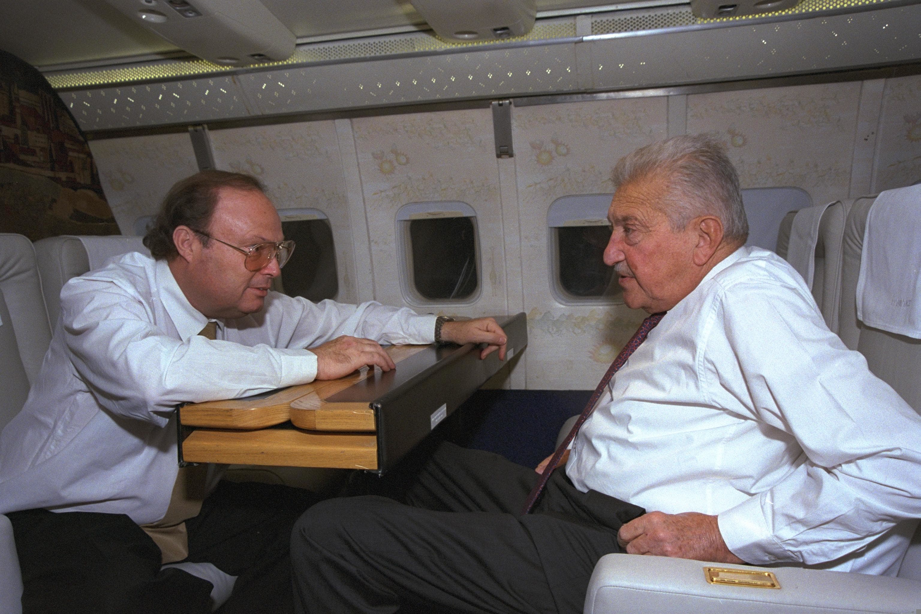 עזר ויצמן עם אריה שומר