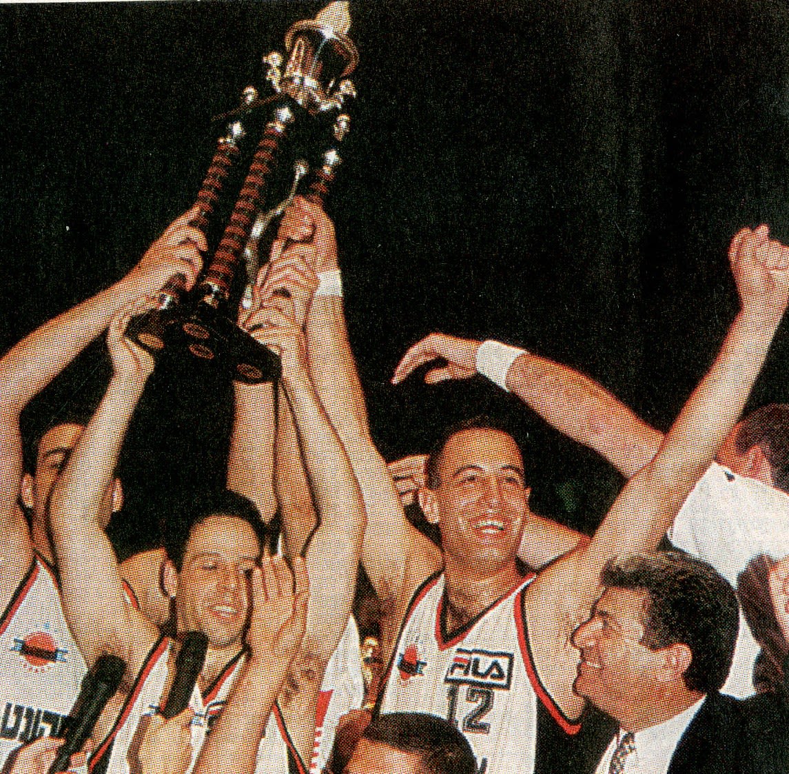 אמיר כץ ורותם ארליך מניפים את הגביע ב-1995