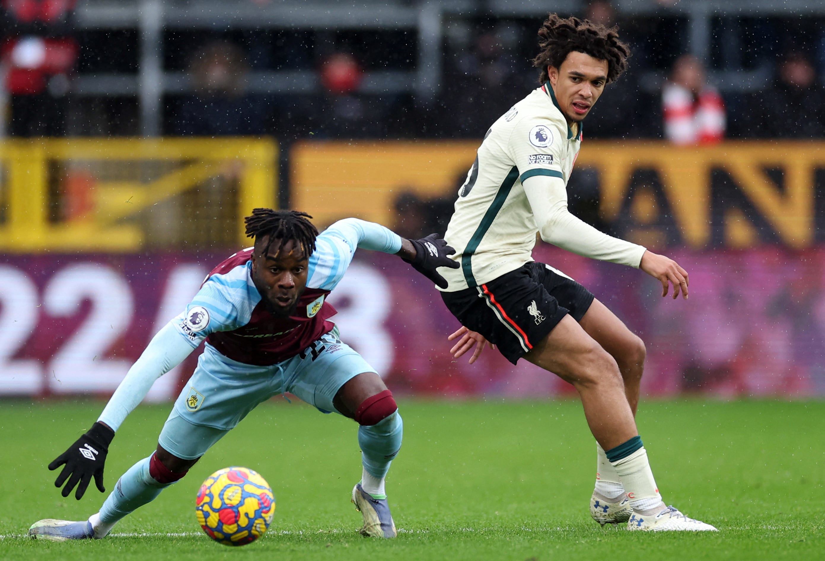 שחקן ליברפול טרנט אלכסנדר ארנולד נגד שחקן ברנלי מקסוול קורנה