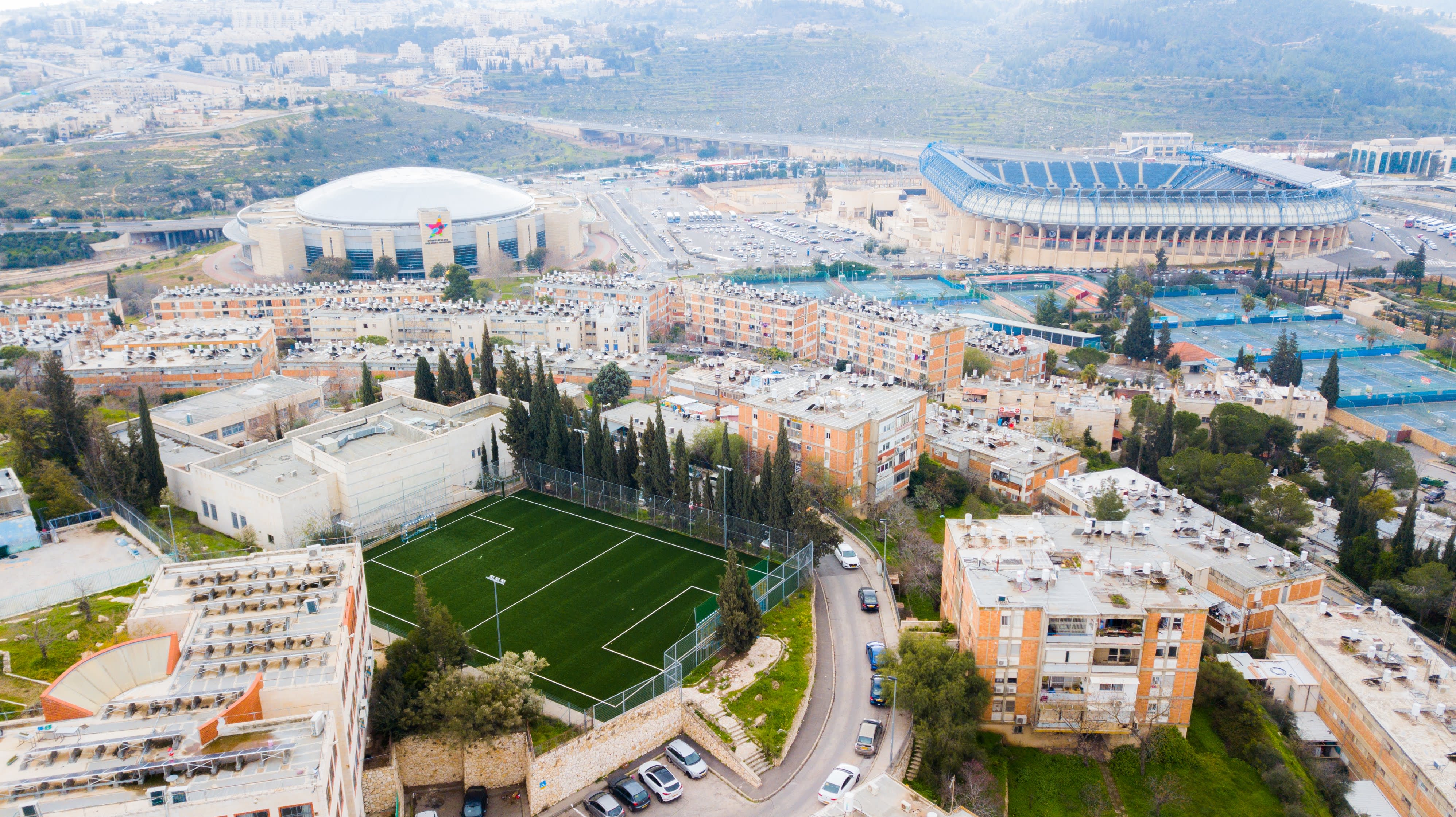 המתקן החדש בשכונת קטמון על רקע טדי והארנה