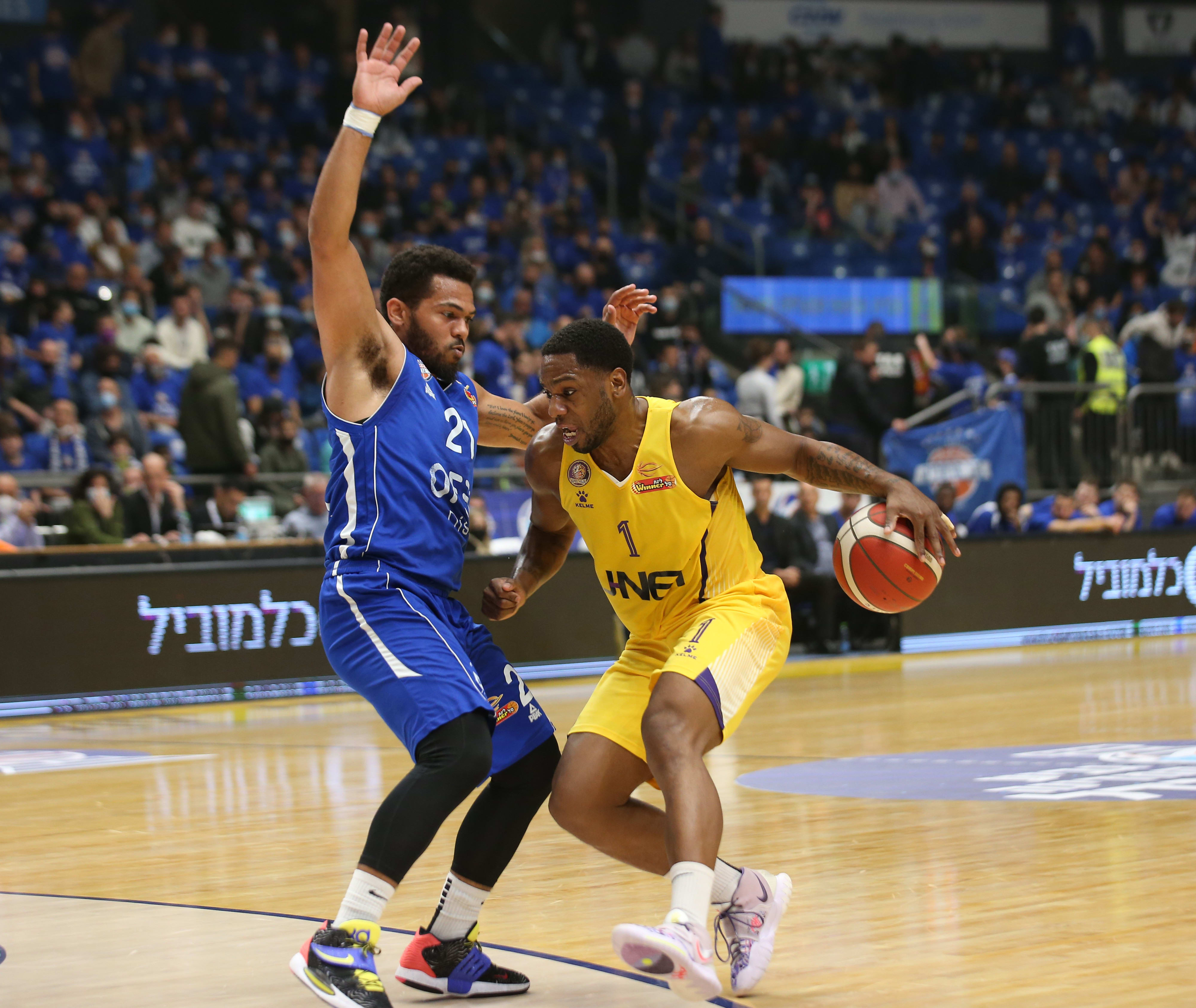 Holon player Joe Ragland vs. Bnei Herzliya player Quiton Hooker