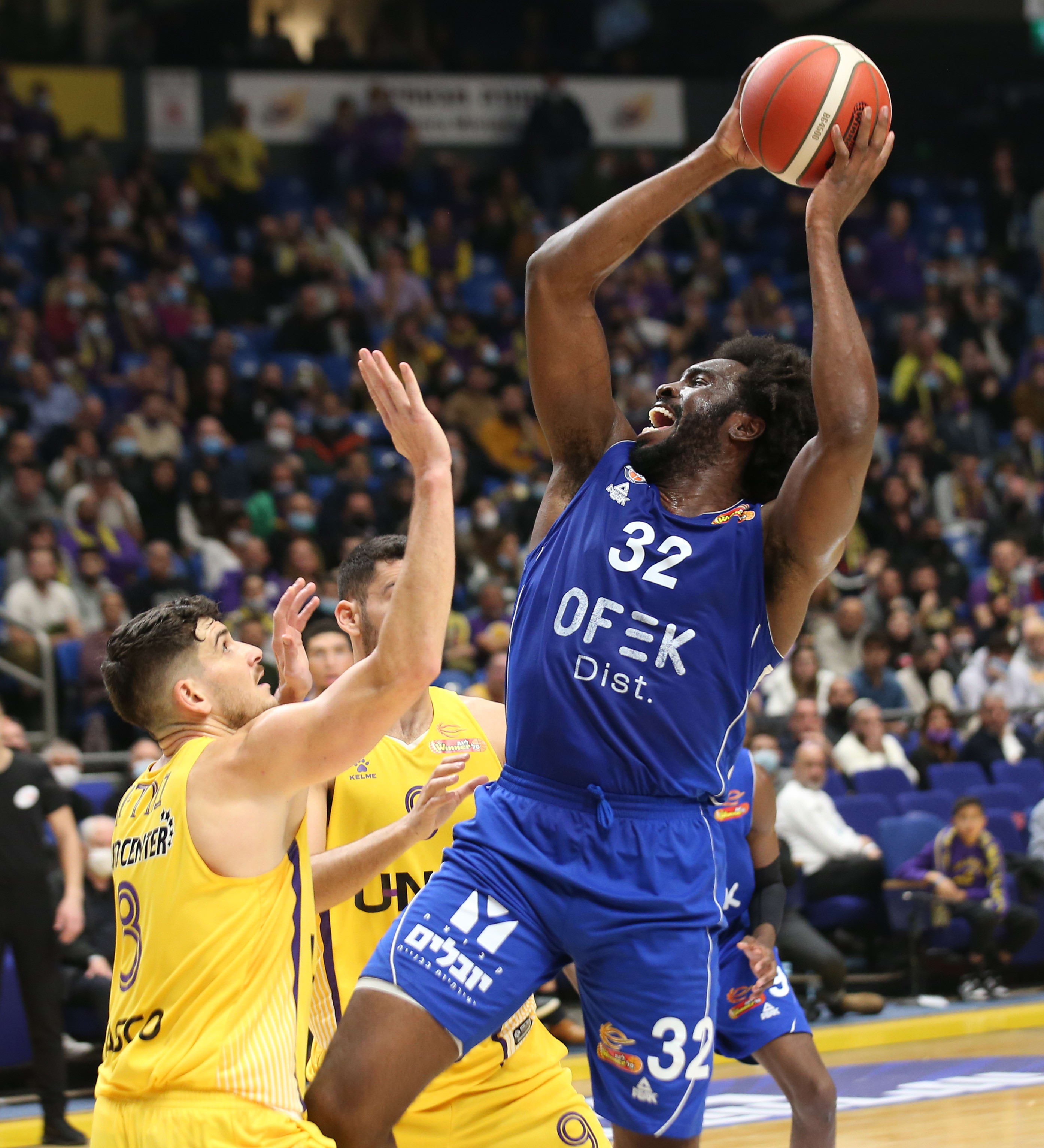 Bnei Herzliya player Chinano Onwako vs. Hapoel Holon player Frederic Bourdieu