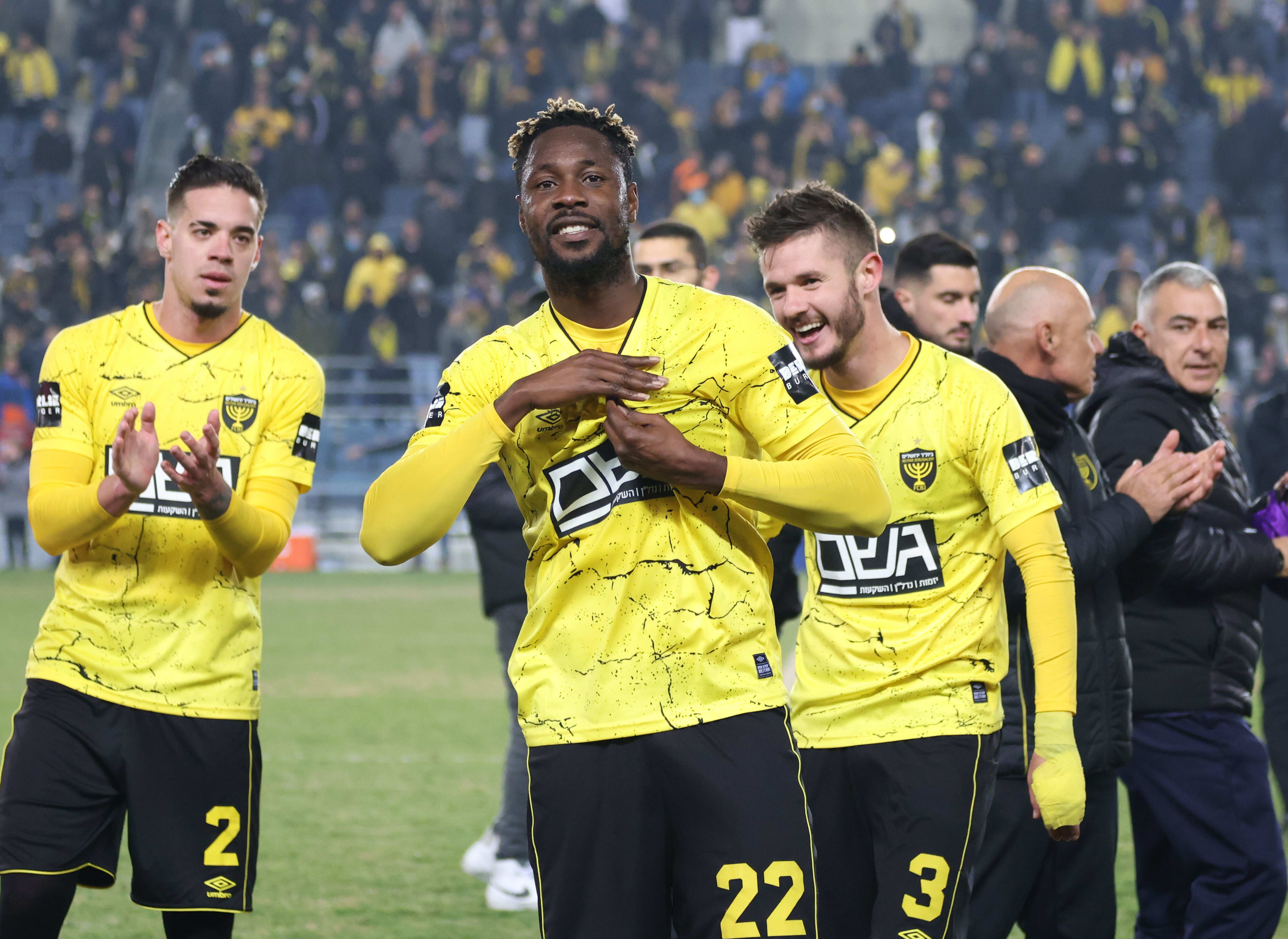 ריצ'מונד בואצ'י חוגג עם אוהדי בית