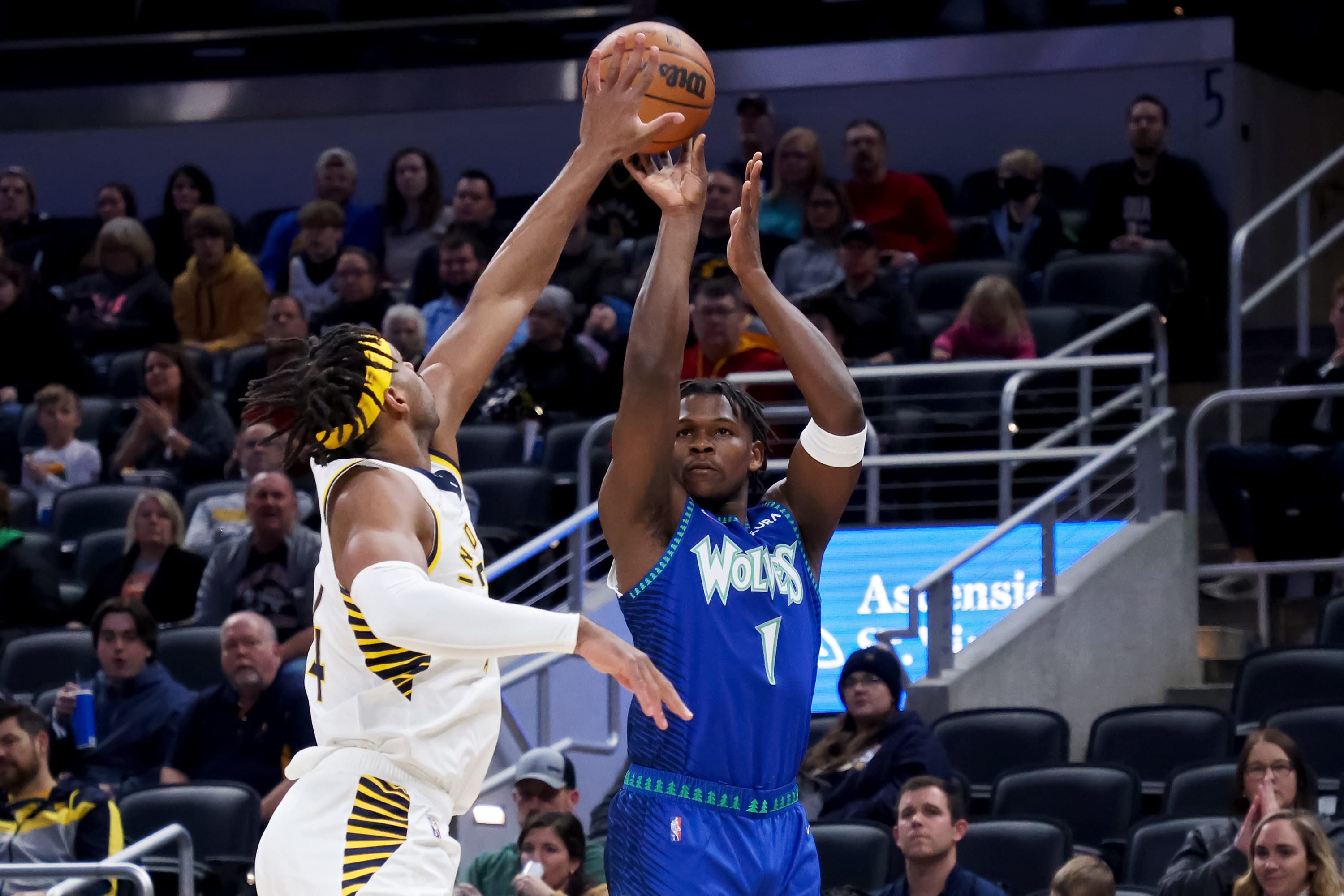 שחקן מינסוטה טימברוולבס אנתוני אדוארדס מול שחקן אינדיאנה פייסרס באדי הילד