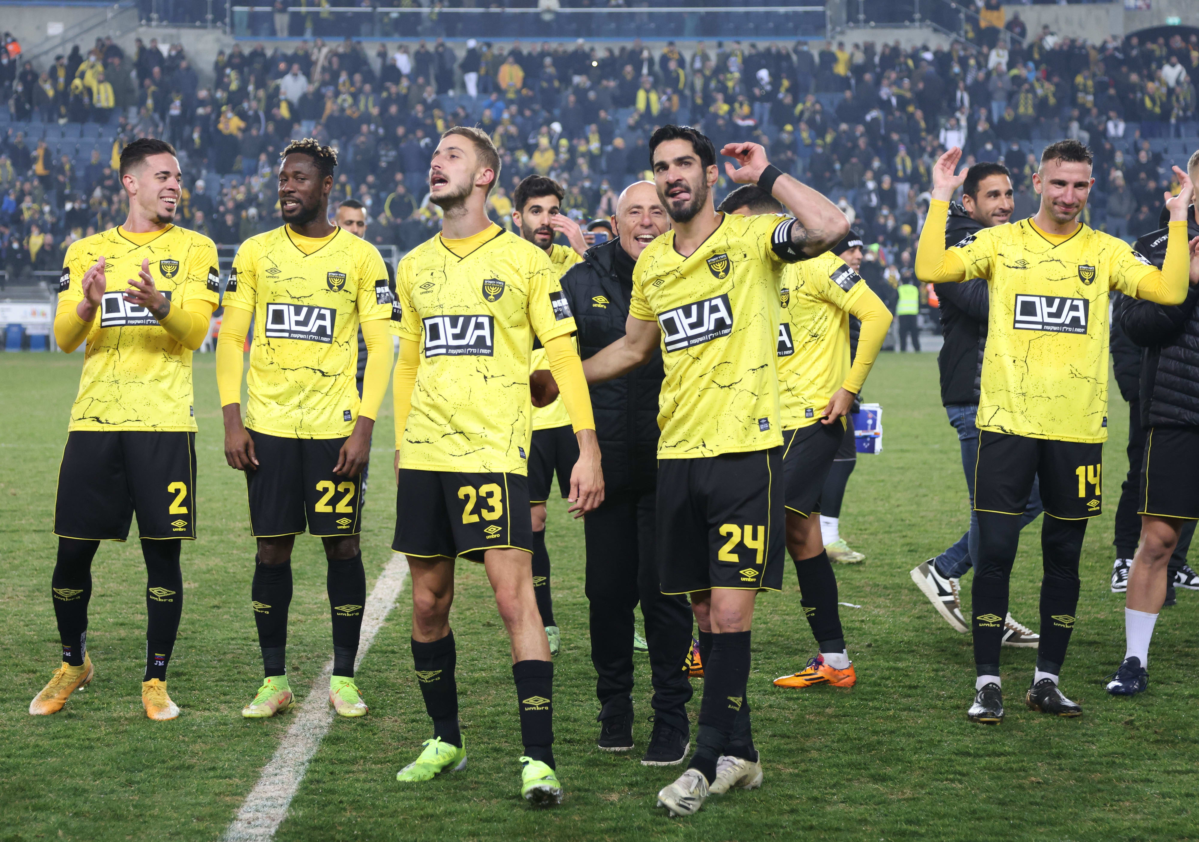 שחקני בית"ר ירושלים חוגגים