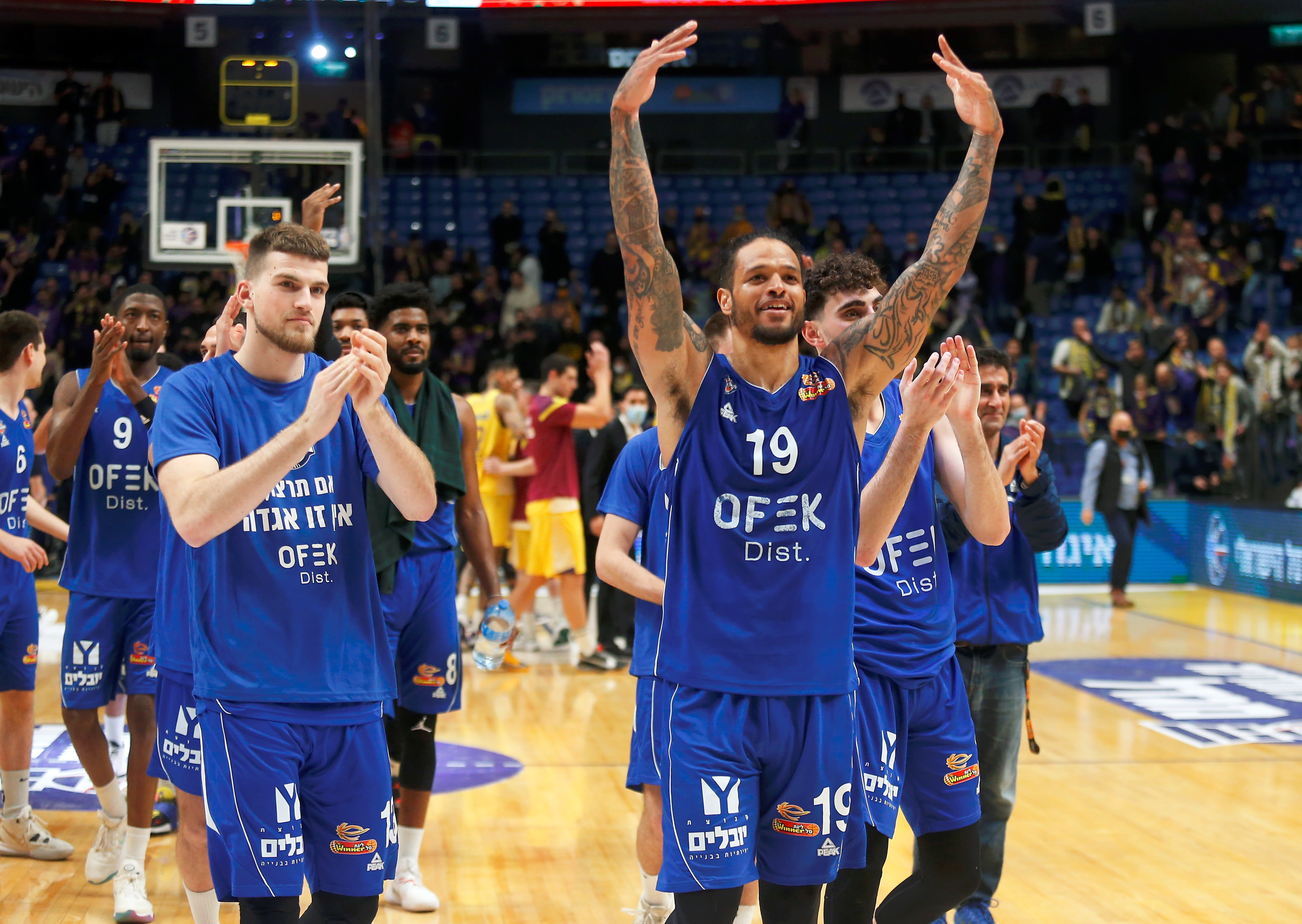 שחקני בני הרצליה כריס באב, אנדי ואן ווליט חוגגים