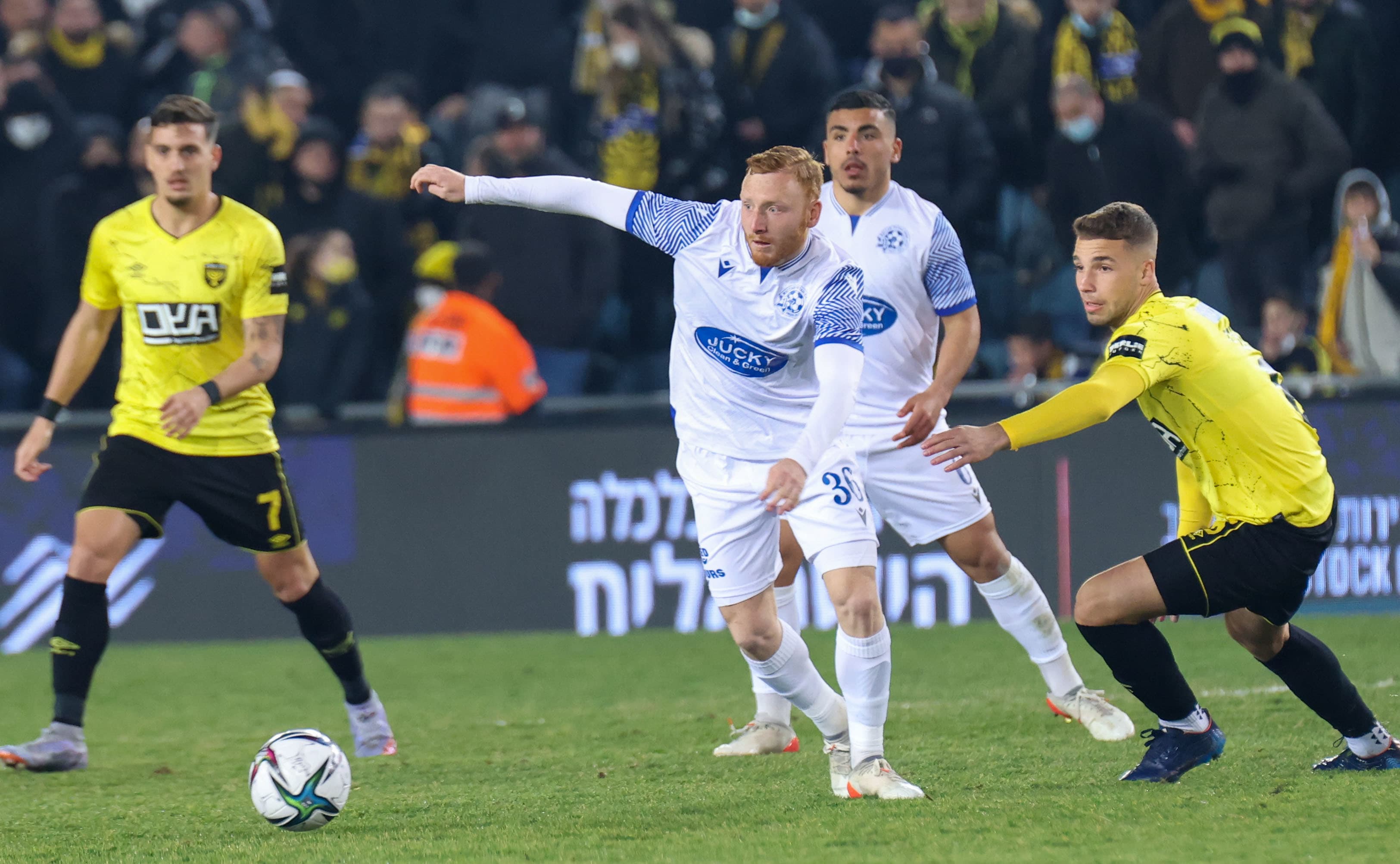 שחקן מכבי פתח תקוה עידו שחר מול שחקן בית"ר ירושלים אביאל זרגרי