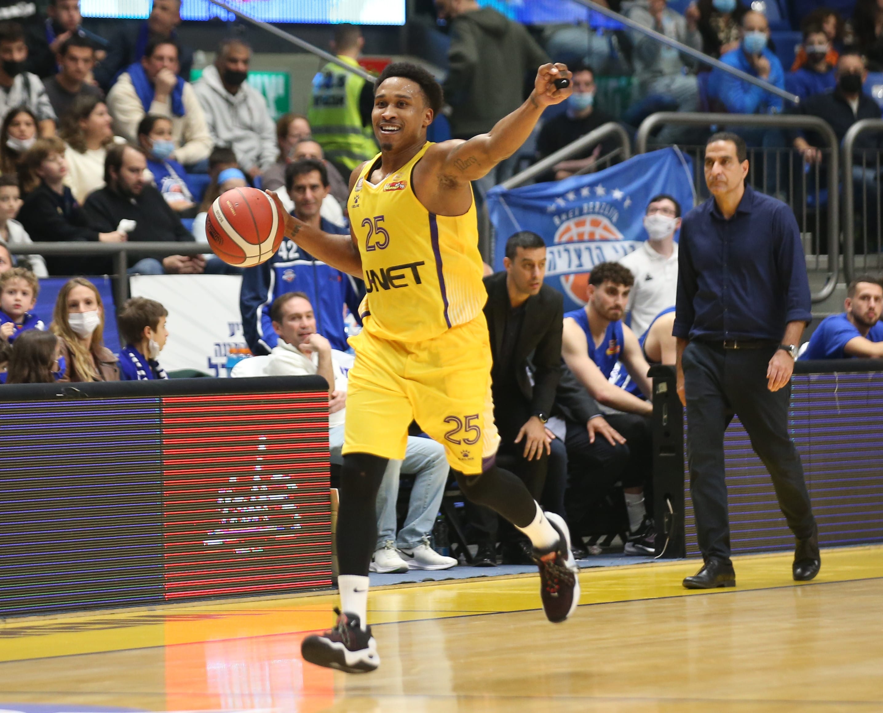 שחקן הפועל חולון טיירוס מגי