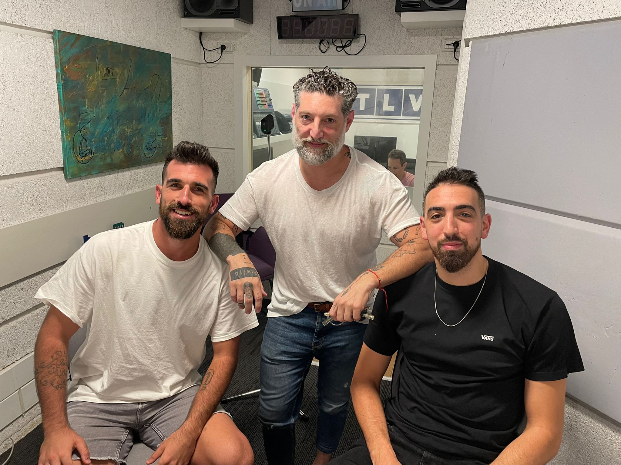 הכדורסלן בר טימור, השף והמסעדן אסף גרניט והכדורגלן רון שושן