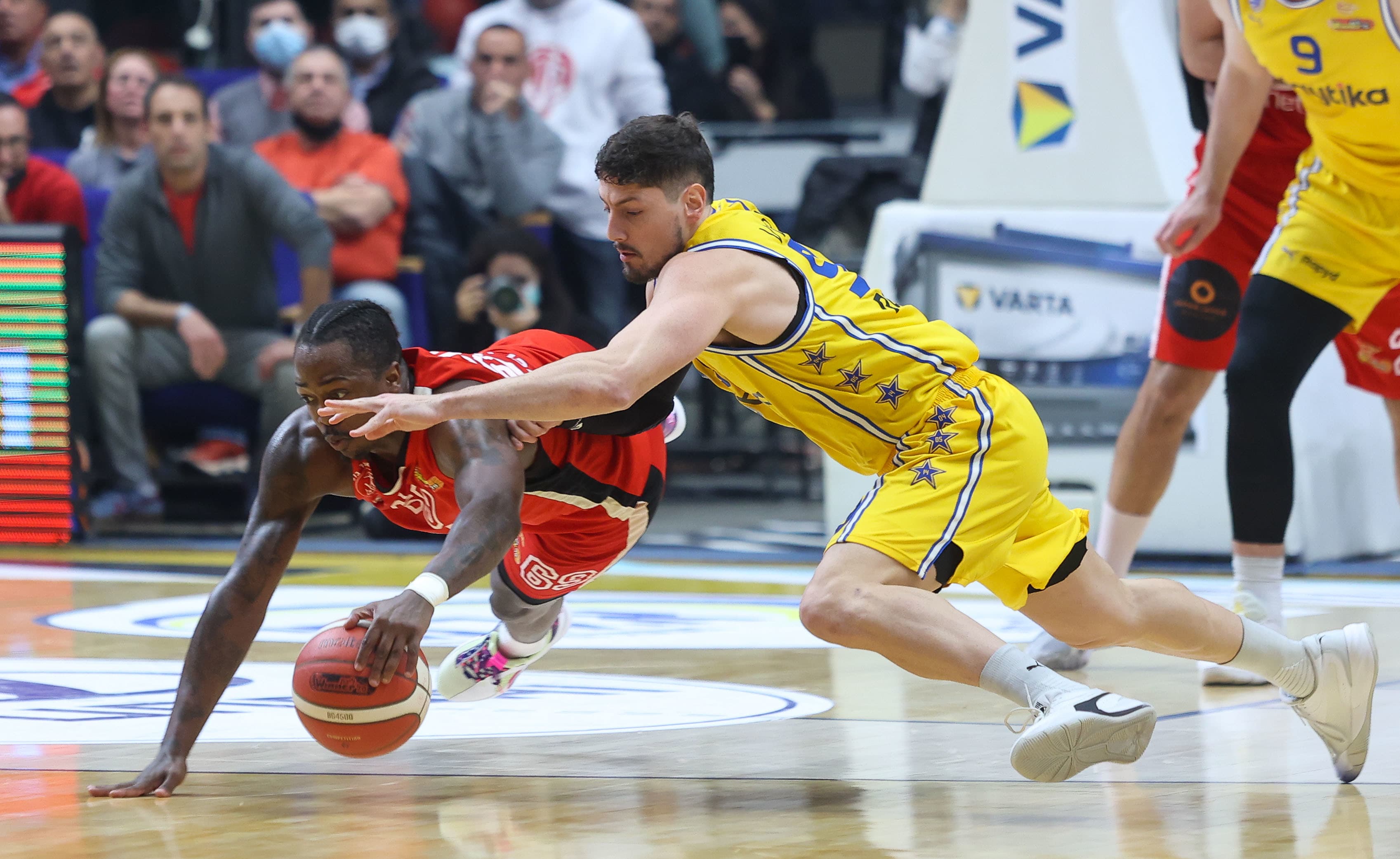 שחקן הפועל תל אביב ג'ייקובן בראון מול שחקן מכבי תל אביב יפתח זיו