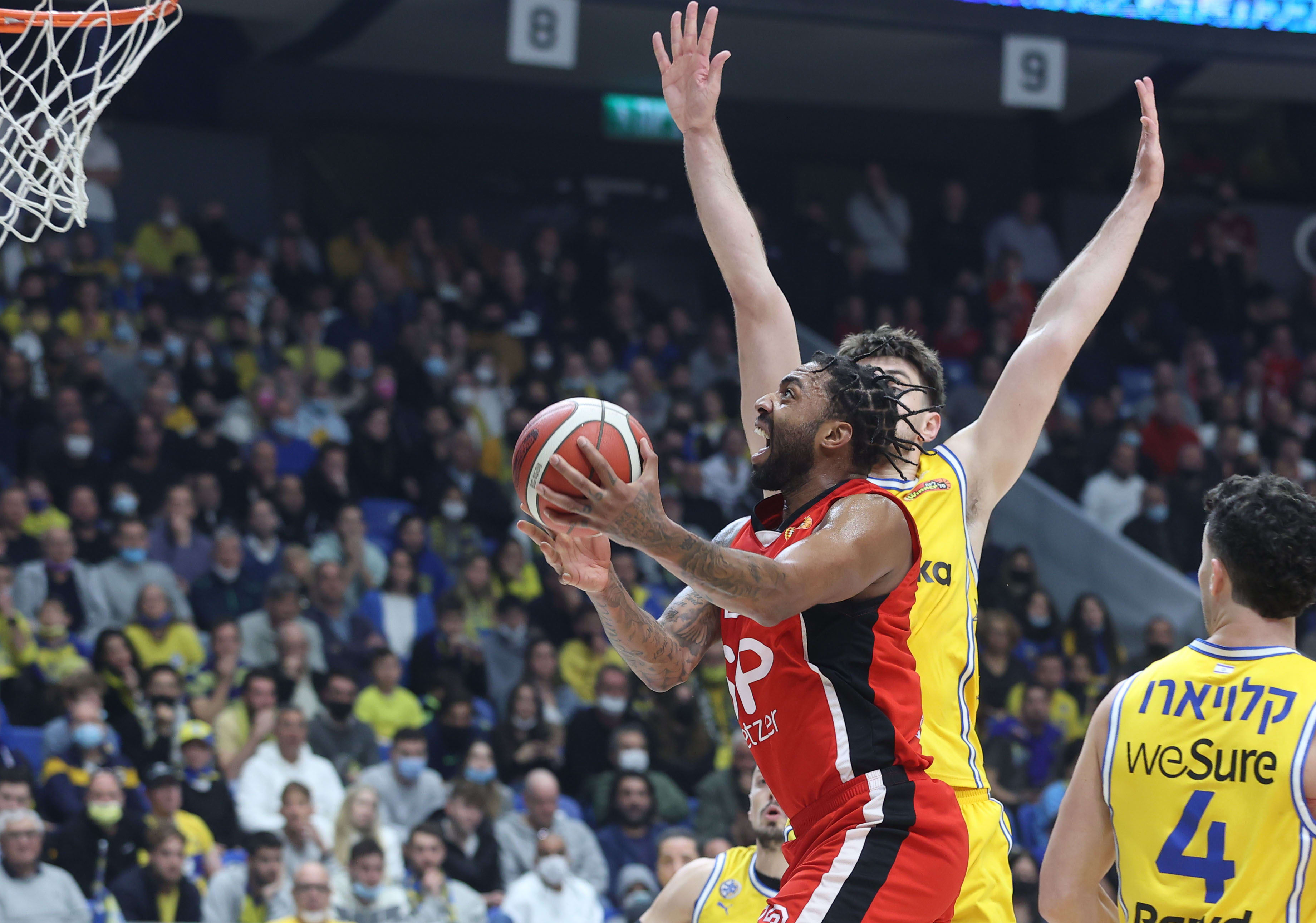 שחקן הפועל תל אביב ג'יימס יאנג