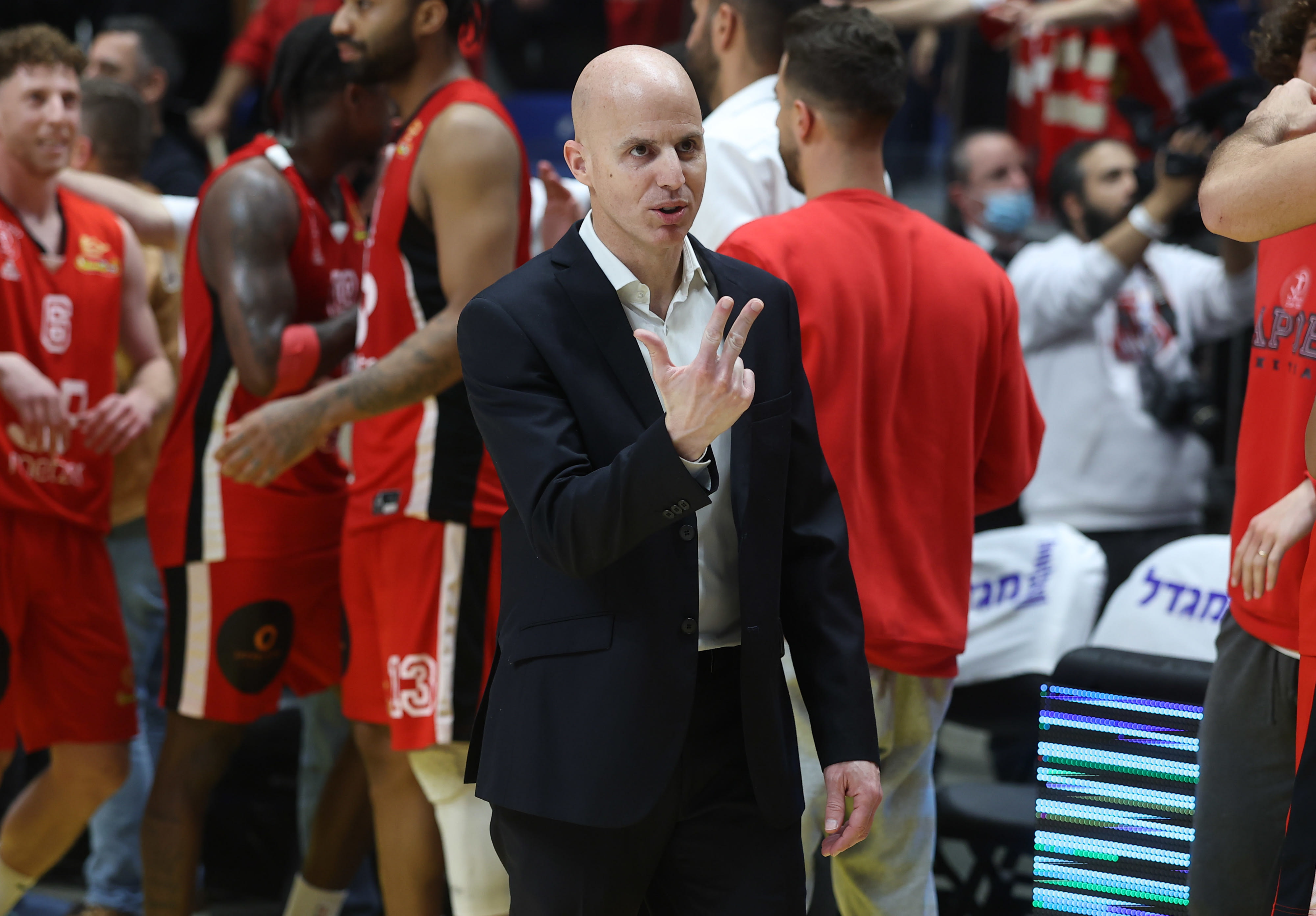 דני פרנקו מאמן הפועל תל אביב חוגג ניצחון שלישי בדרבי