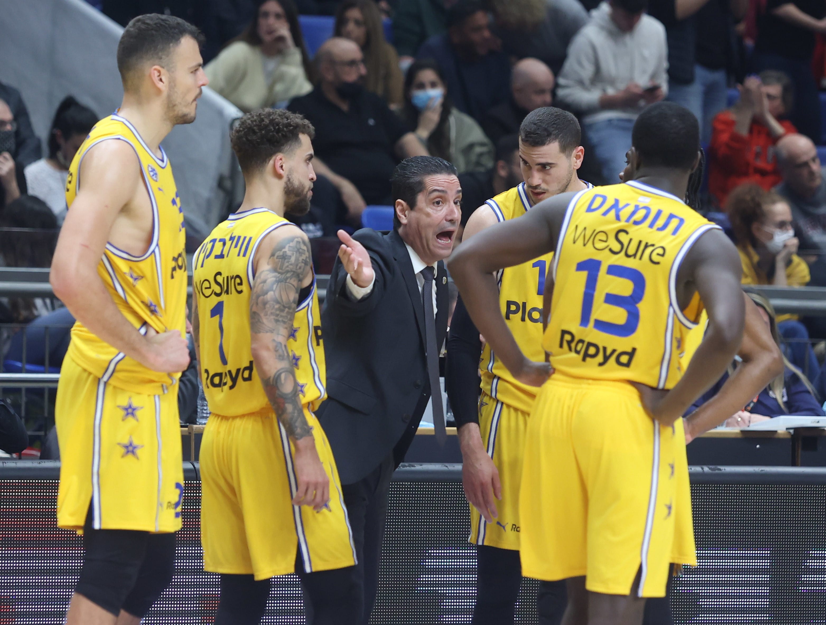 מאמן מכבי תל אביב יאניס ספרופולוס עם אנטה ז'יז'יץ', סקוטי ווילבקין, קיירי תומאס