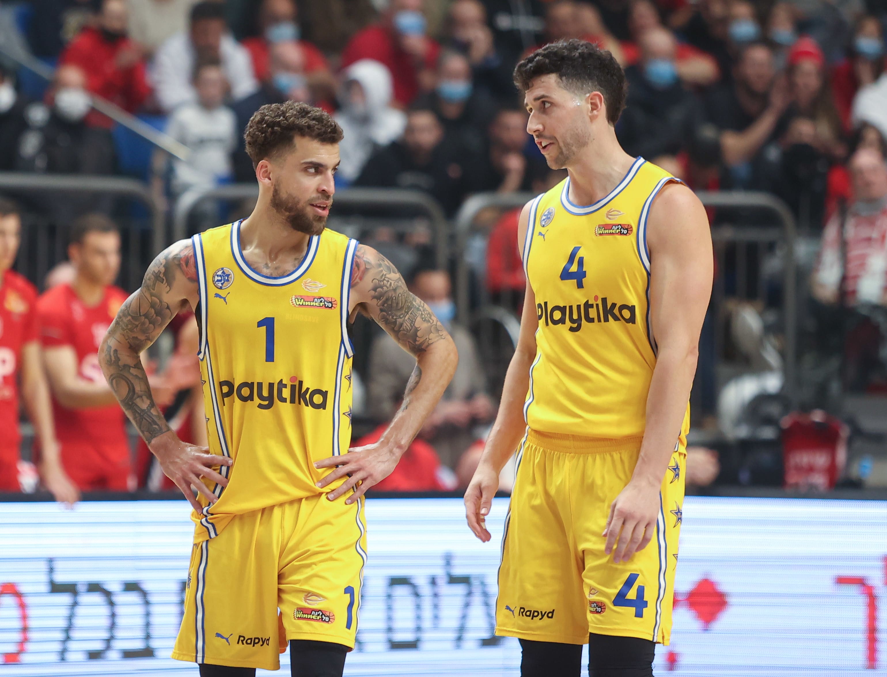 שחקן מכבי תל אביב סקוטי ווילבקין עם אנג'לו קלויארו