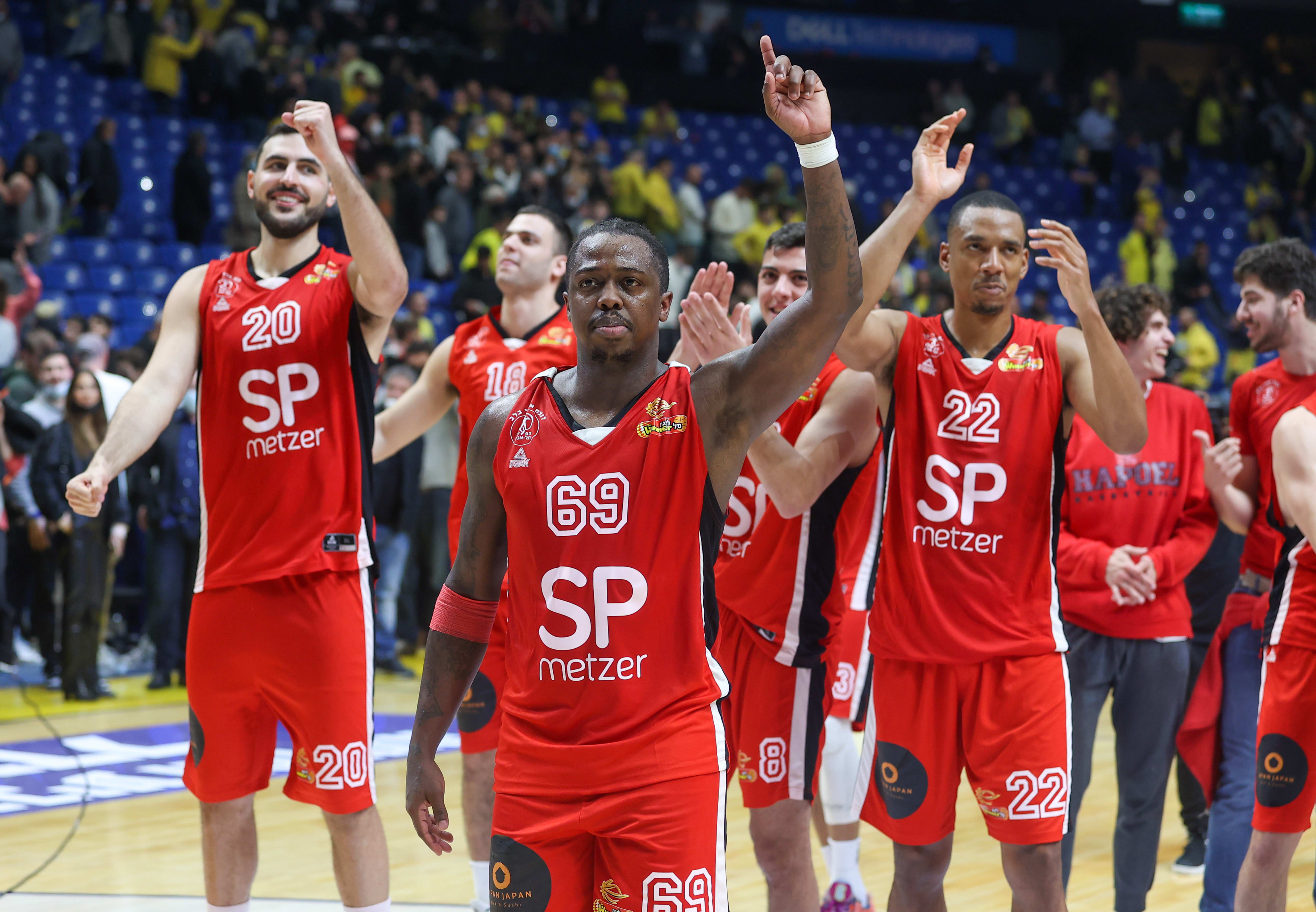 שחקני הפועל תל אביב חוגגים, ג'ייקובן בראון במרכז