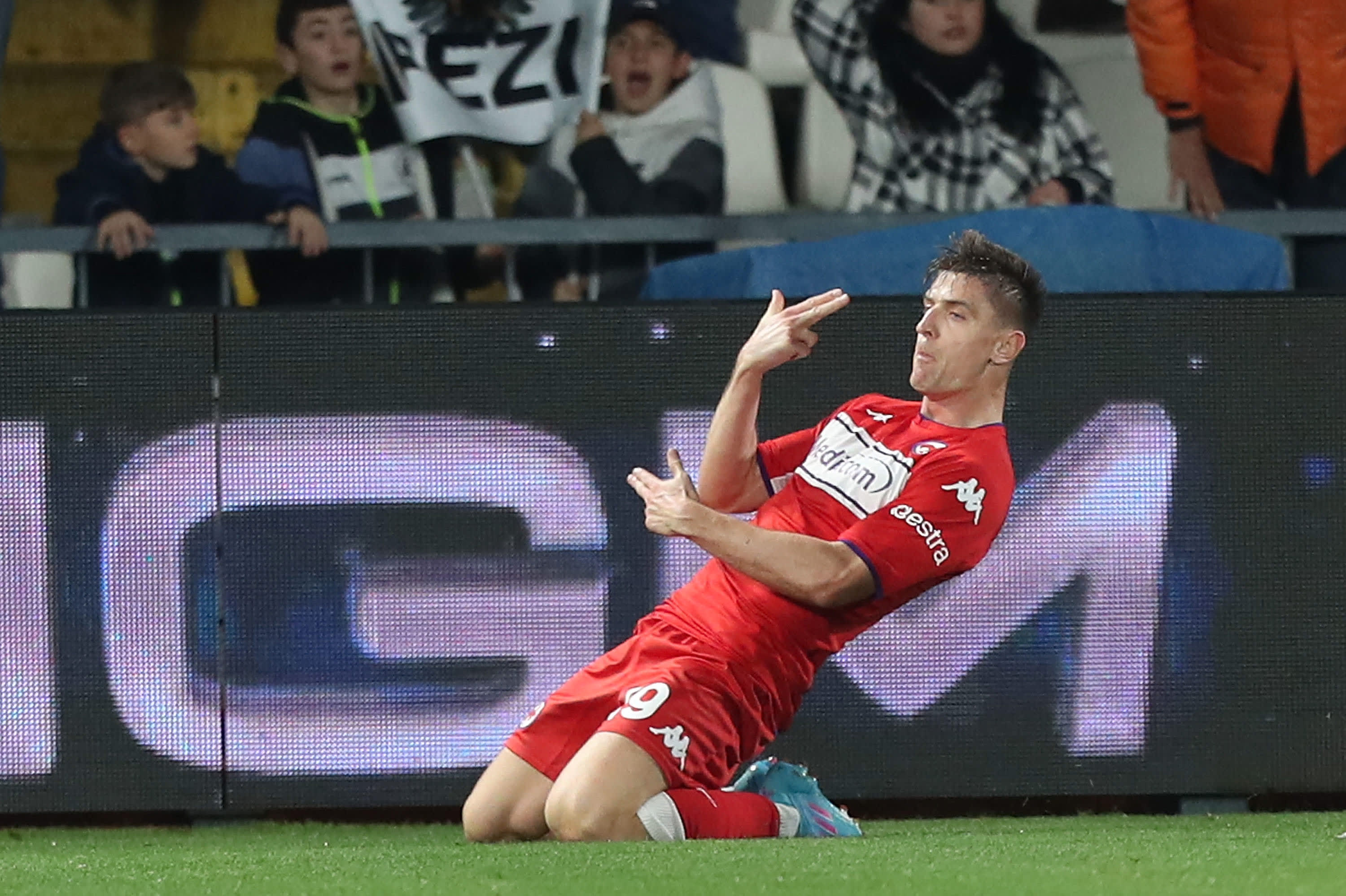 קשישטוף פיונטק שחקן פיורנטינה חוגג שער