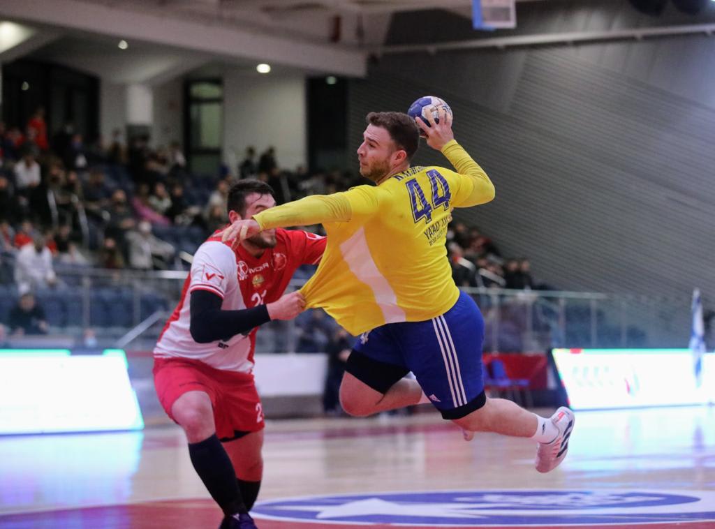 שחקן מכבי ראשון לציון בכדוריד דור קלדרון מול שחקן הפועל ראשון לציון שי נתן