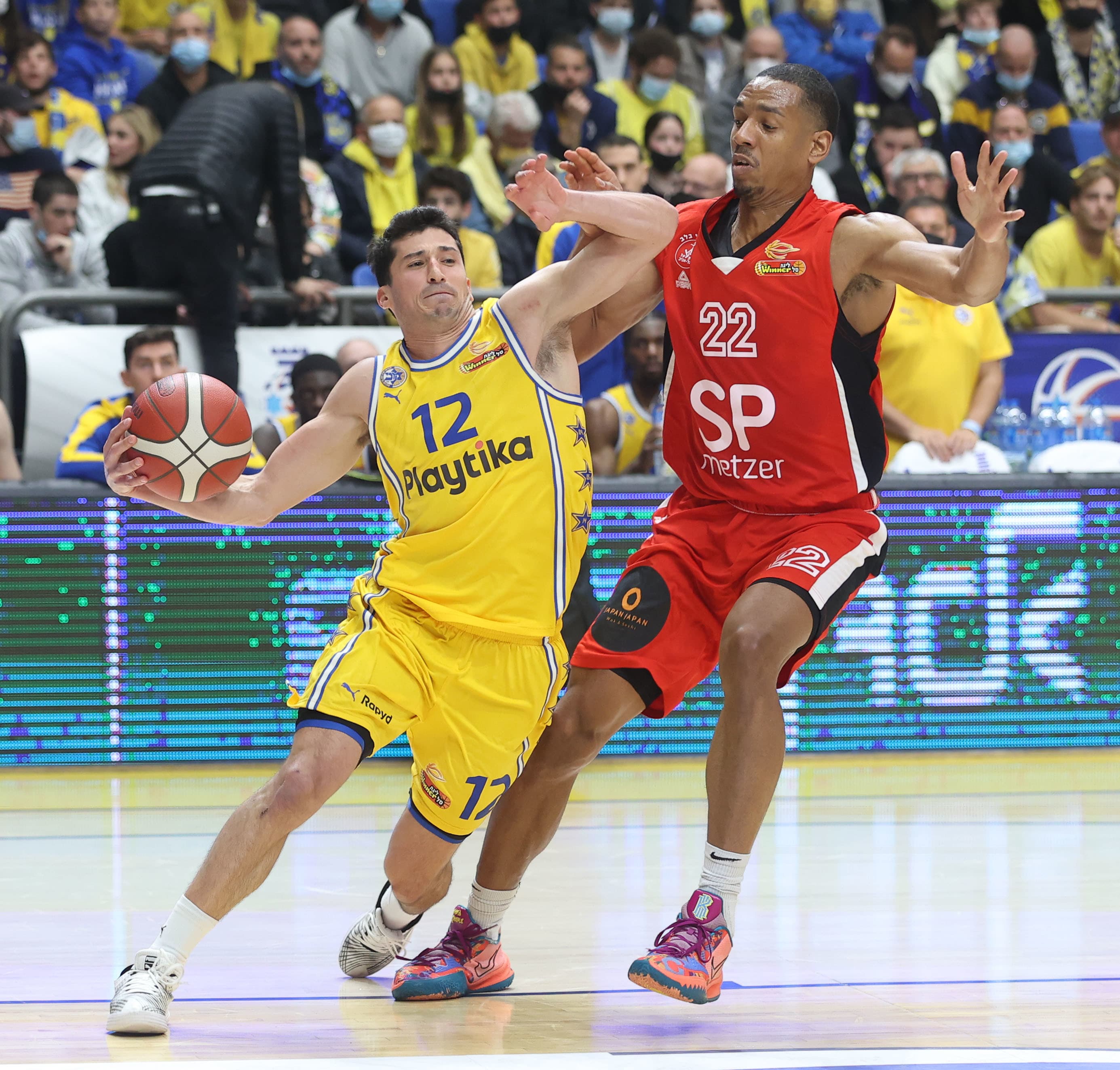 ג'ון דיברתולומאו שחקן מכבי תל אביב מול ג'וש אואנס שחקן הפועל תל אביב