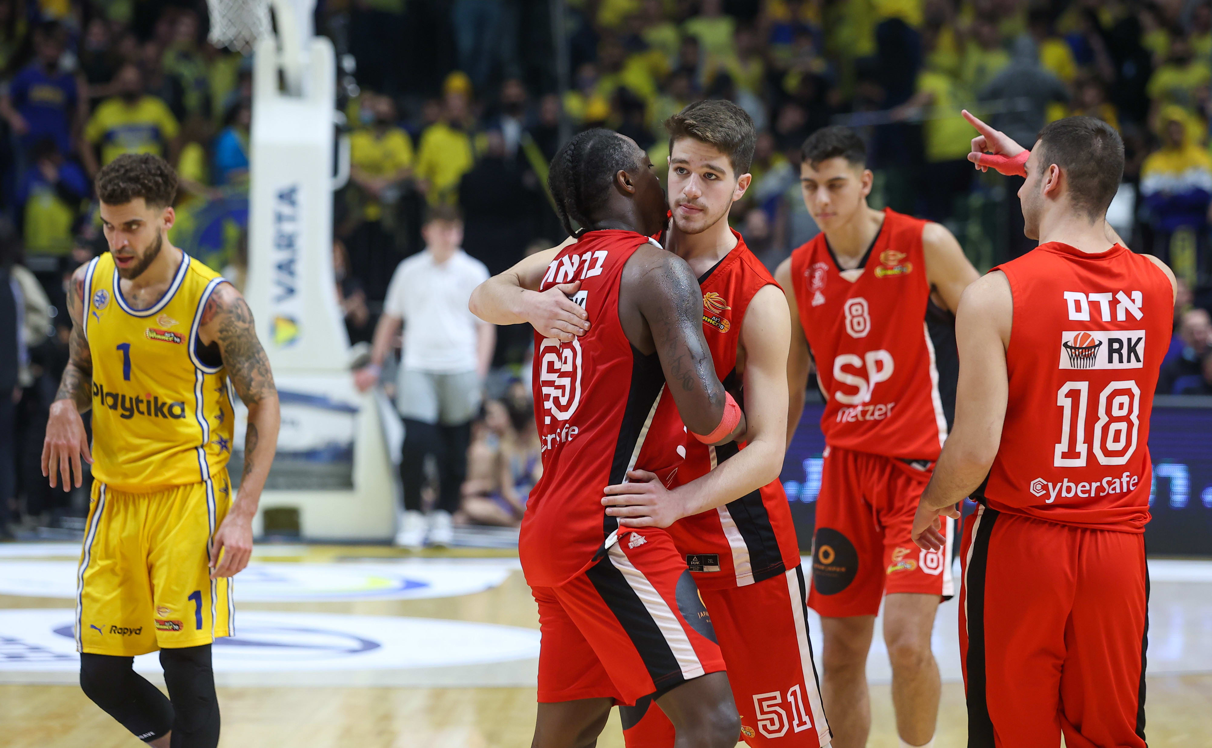 גידי שיפר עם ג'ייקובן בראון שחקני הפועל תל אביב