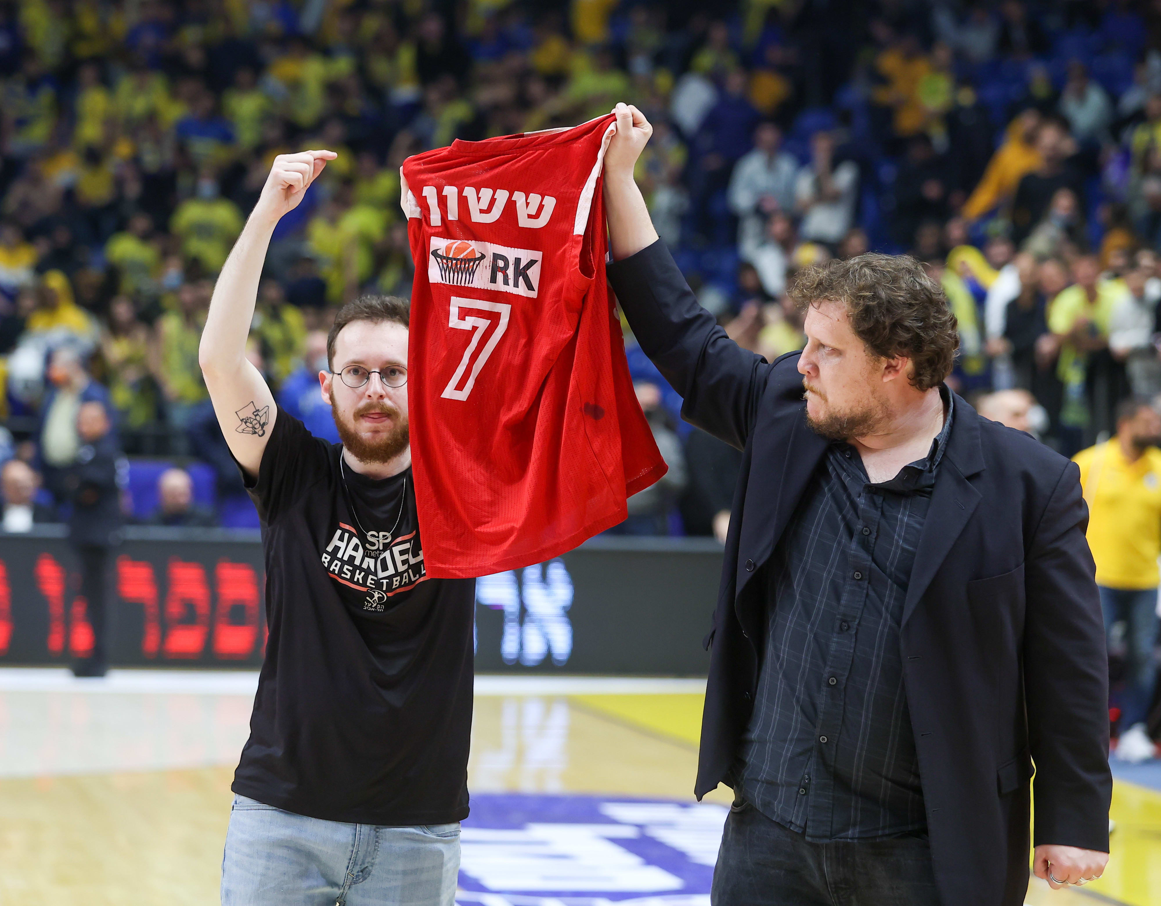 איתי ברגר דובר הפועל תל אביב עם חולצתו של דניאל ששון