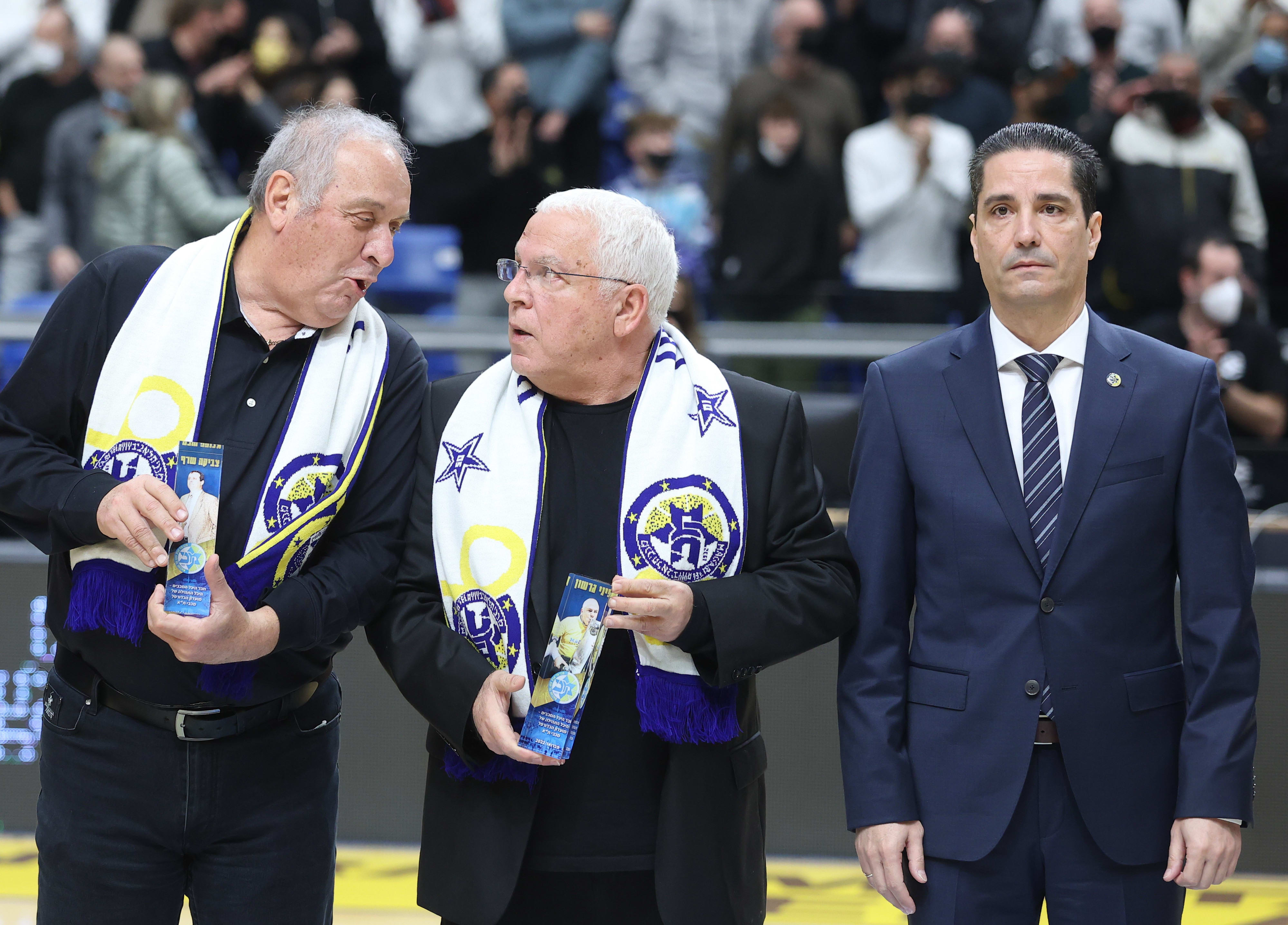 מאמן מכבי תל אביב יאניס ספרופולוס עם פיני גרשון, צביקה שרף