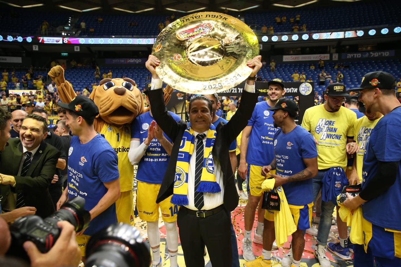 יאניס ספרופולוס מאמן מכבי תל אביב עם צלחת האליפות